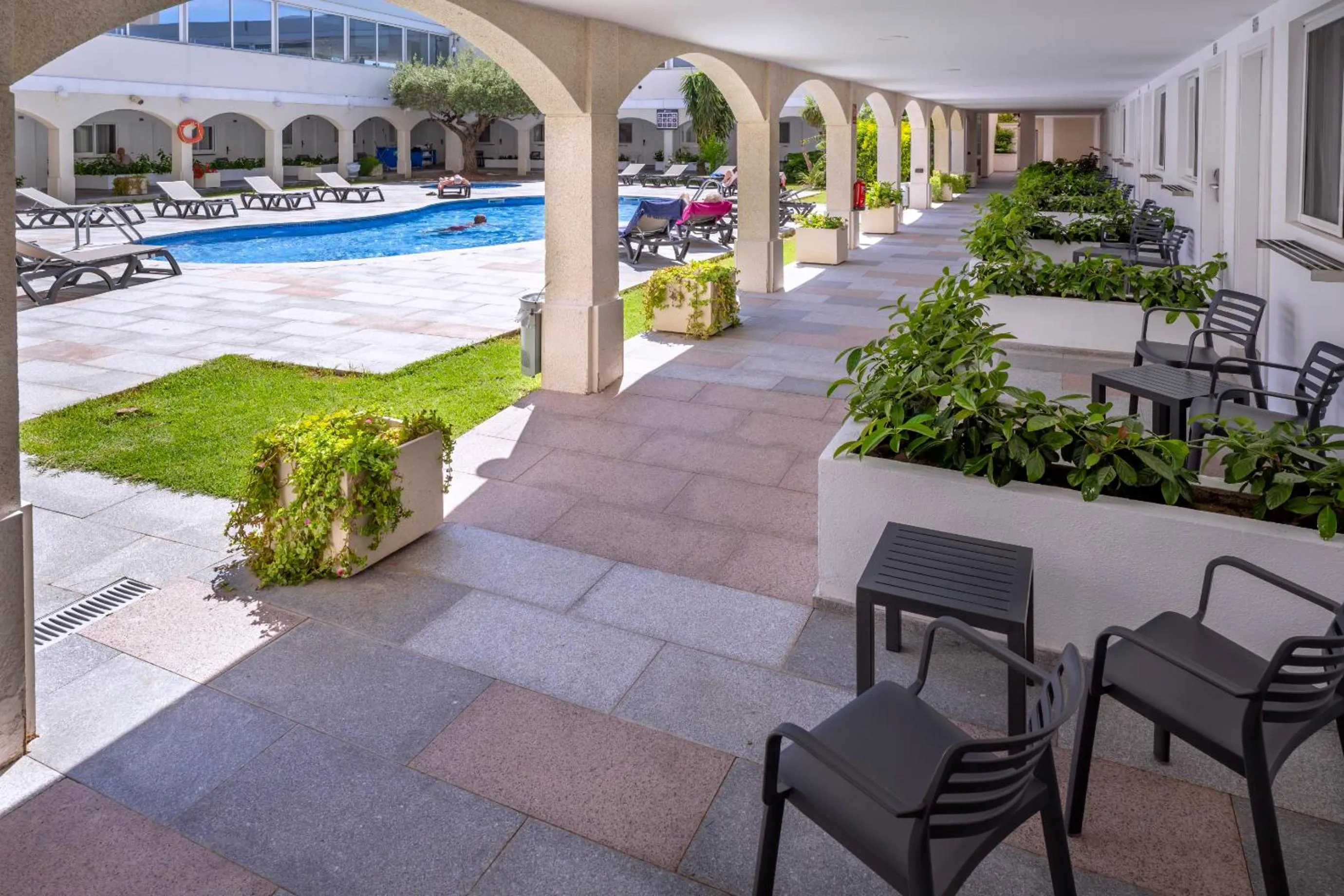 Swimming pool in 4R Meridià Mar