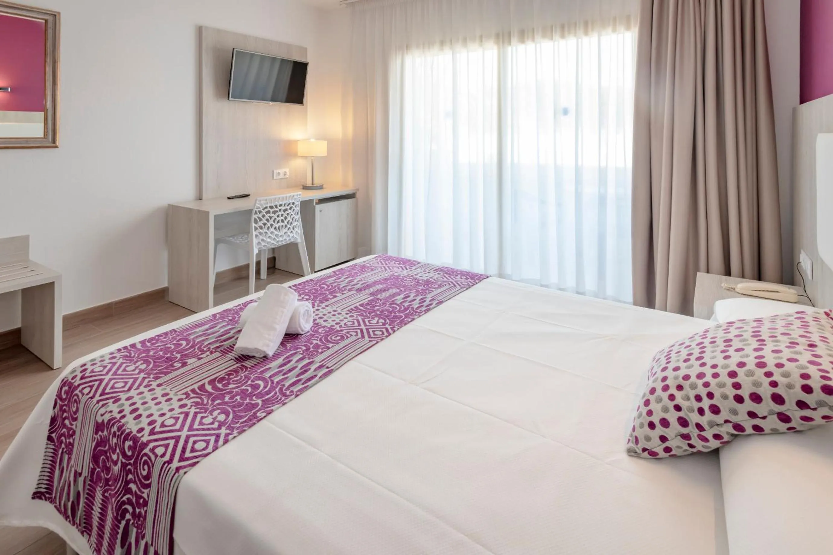 Photo of the whole room, Bed in 4R Meridià Mar