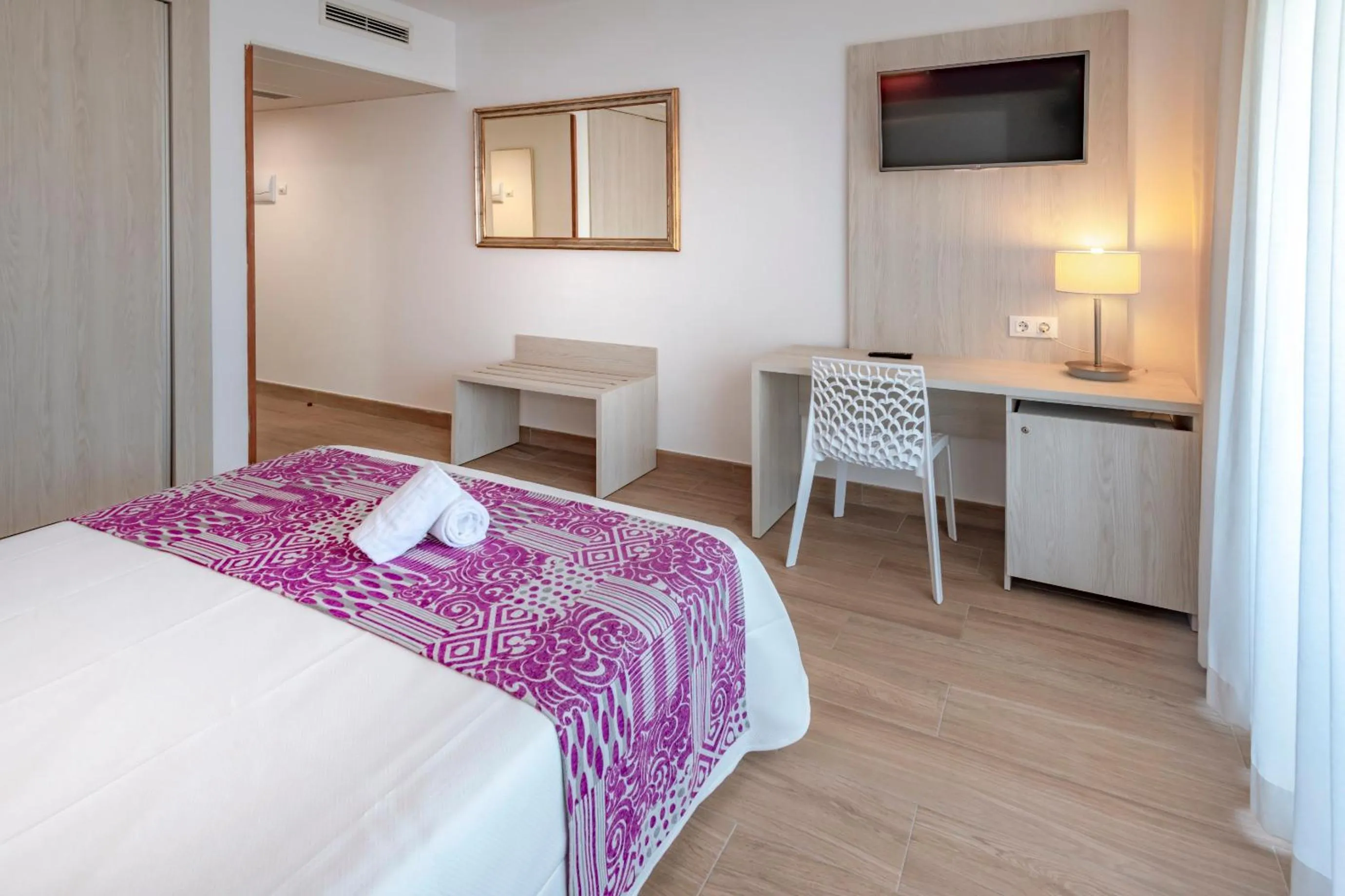 Photo of the whole room, Bed in 4R Meridià Mar