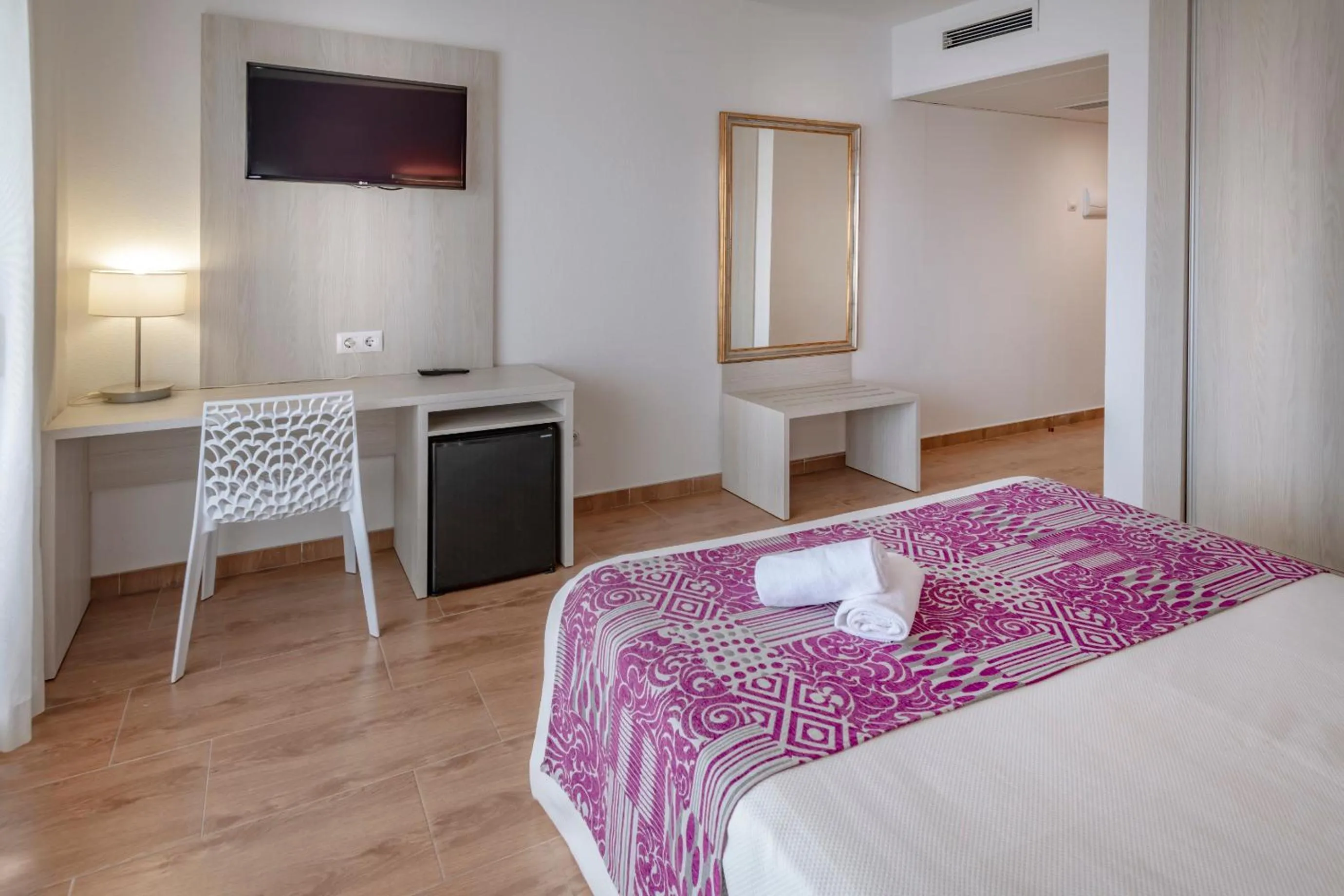 Photo of the whole room, Bed in 4R Meridià Mar