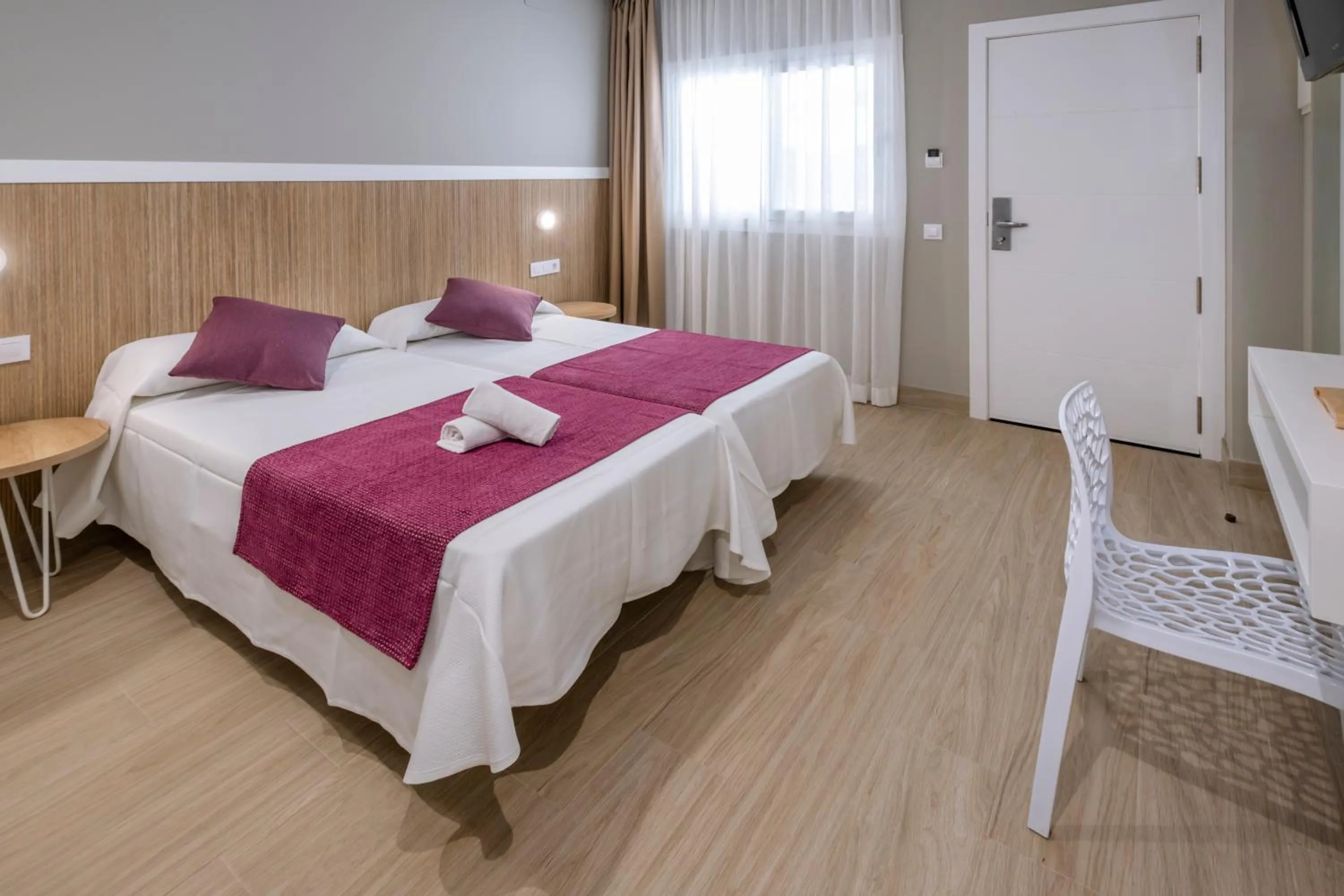 Photo of the whole room, Bed in 4R Meridià Mar