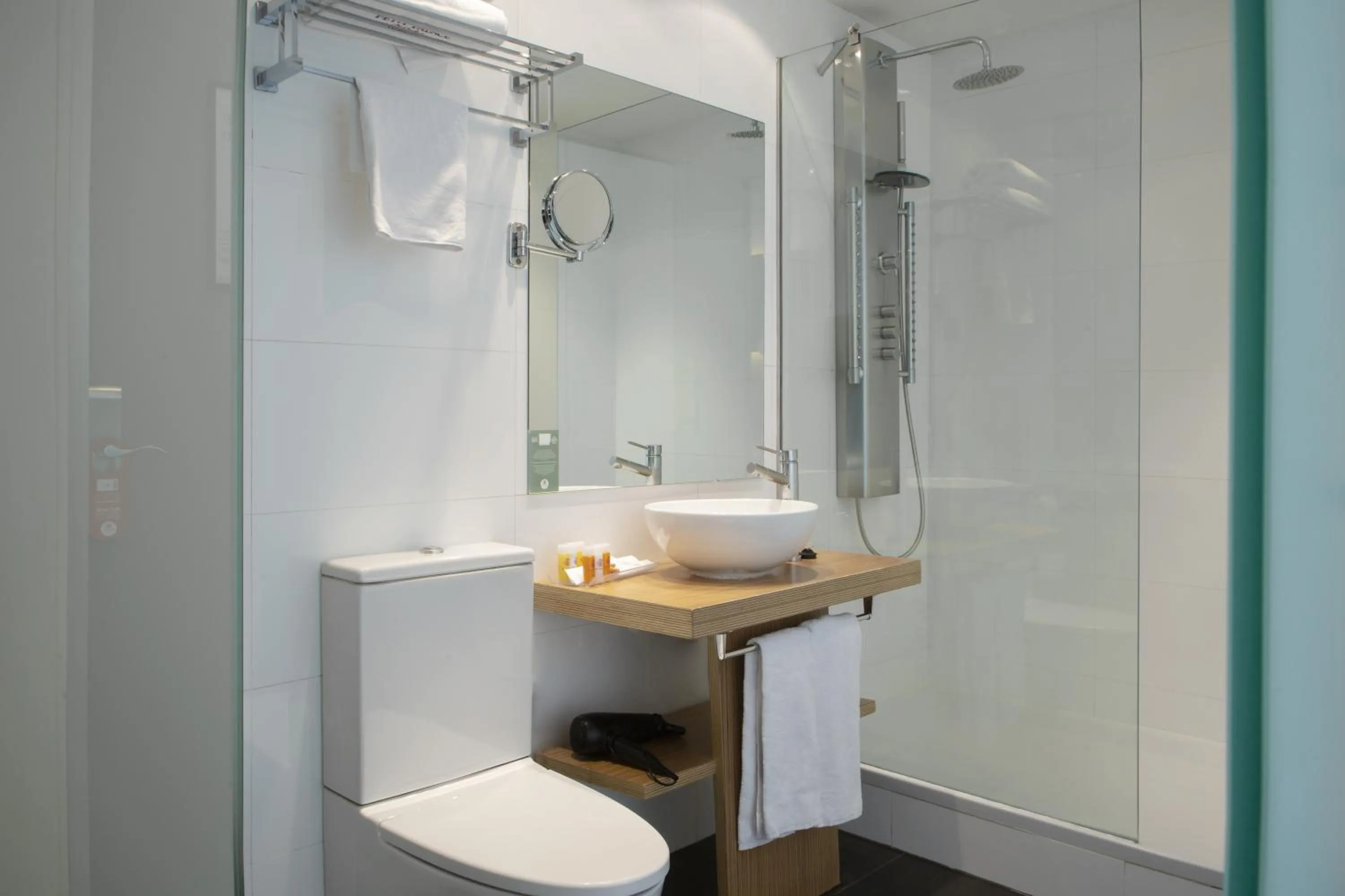 Shower in Petit Palace Plaza del Carmen