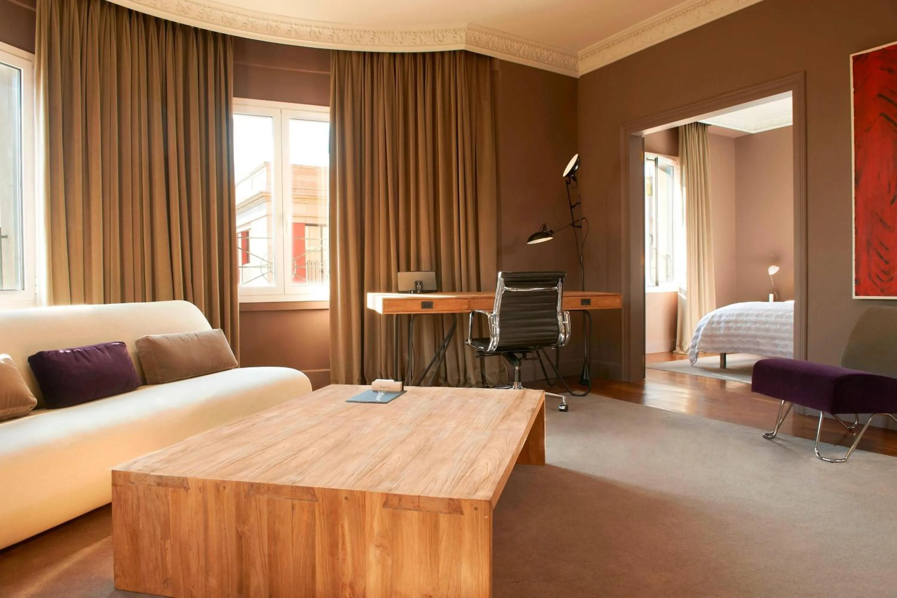 Photo of the whole room, Bed in Le Meridien Barcelona