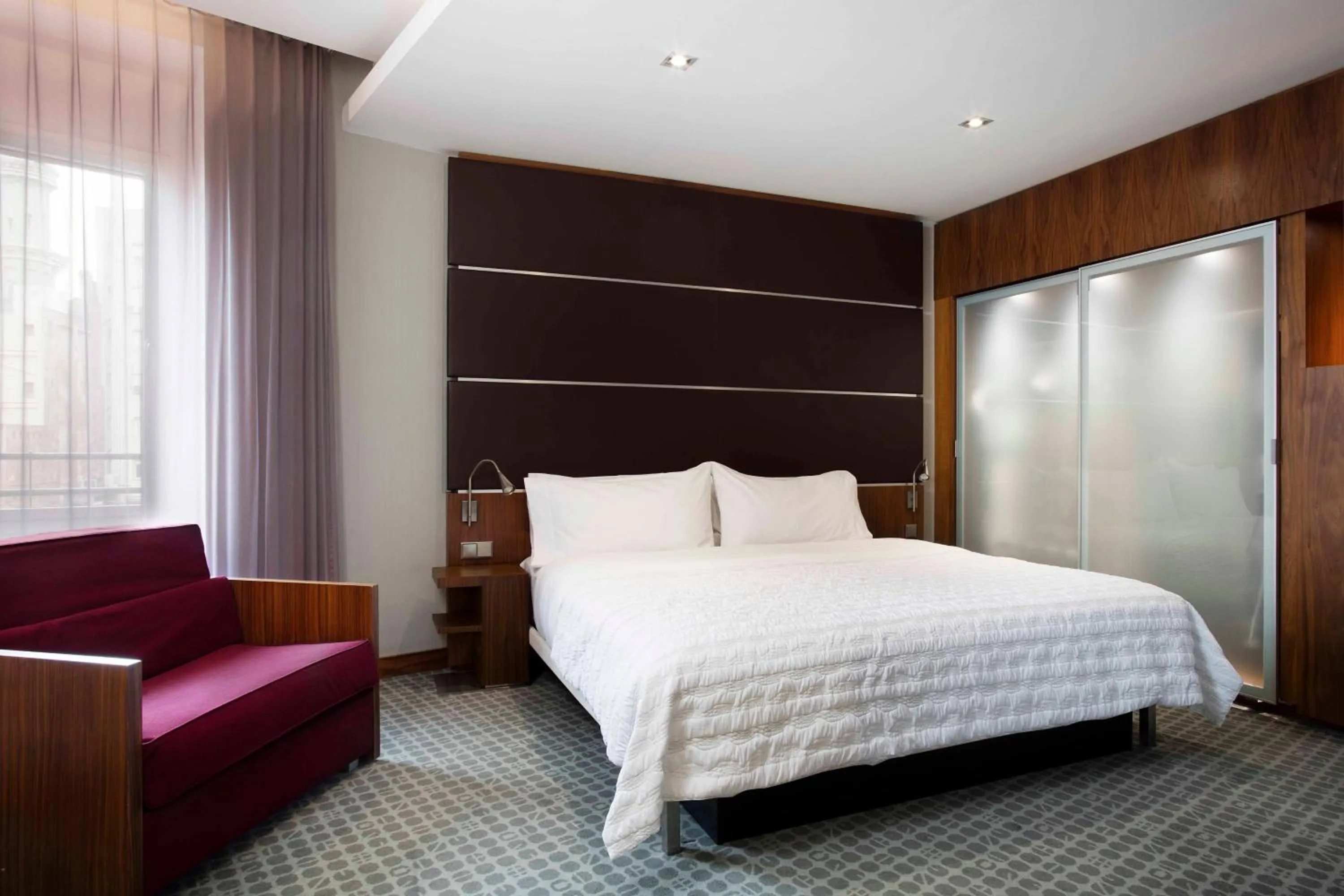 Photo of the whole room, Bed in Le Meridien Barcelona