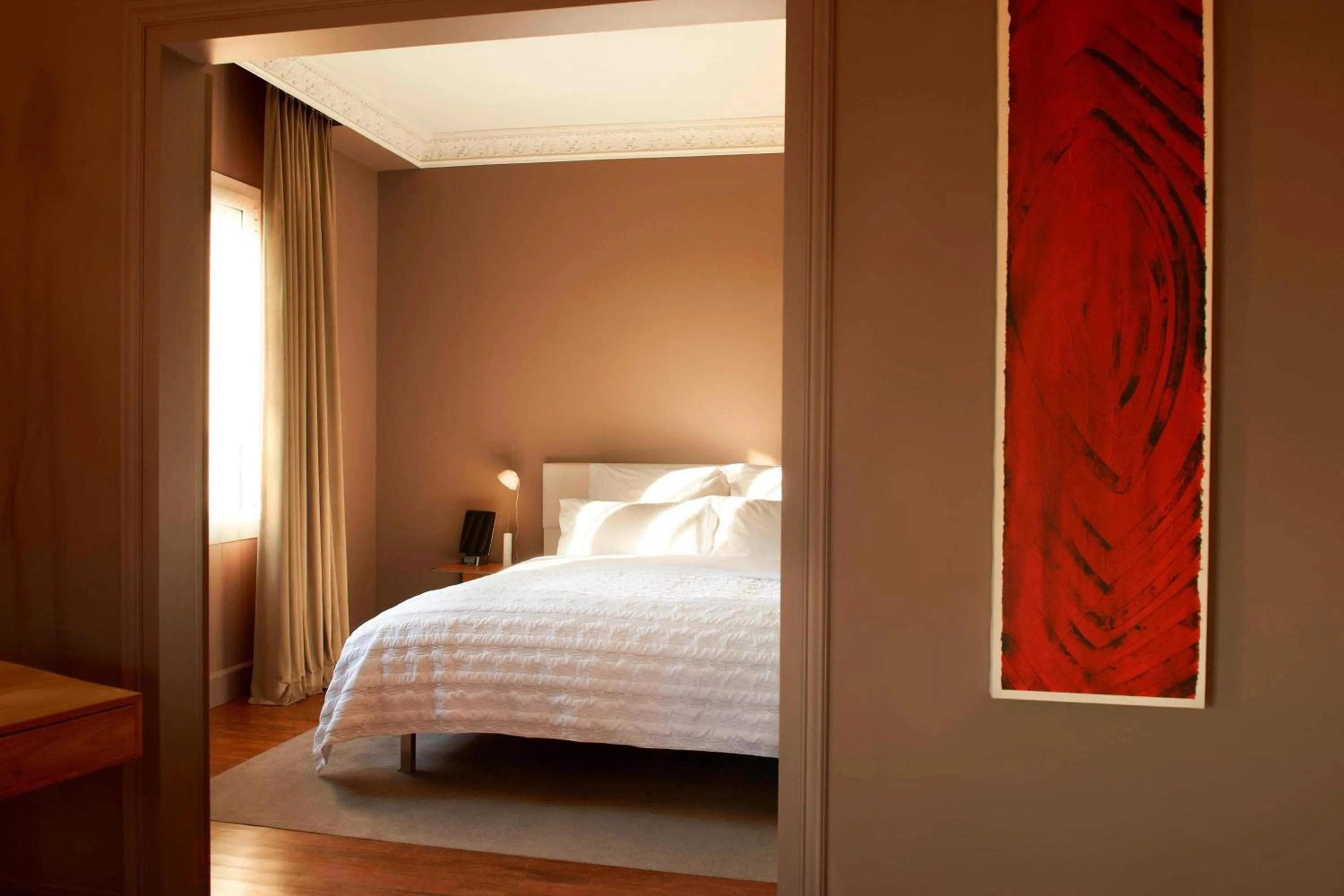 Photo of the whole room, Bed in Le Meridien Barcelona