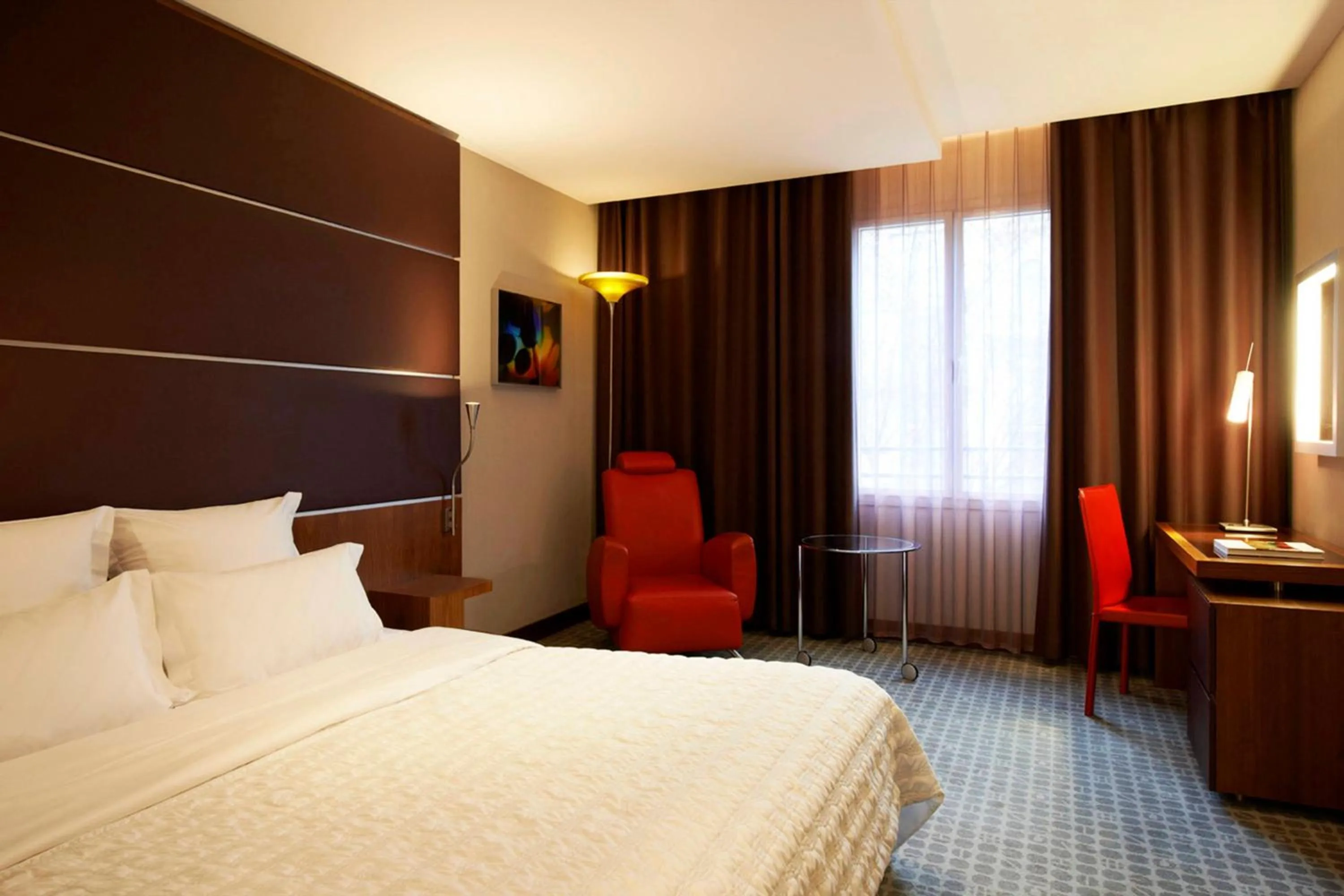 Photo of the whole room, Bed in Le Meridien Barcelona