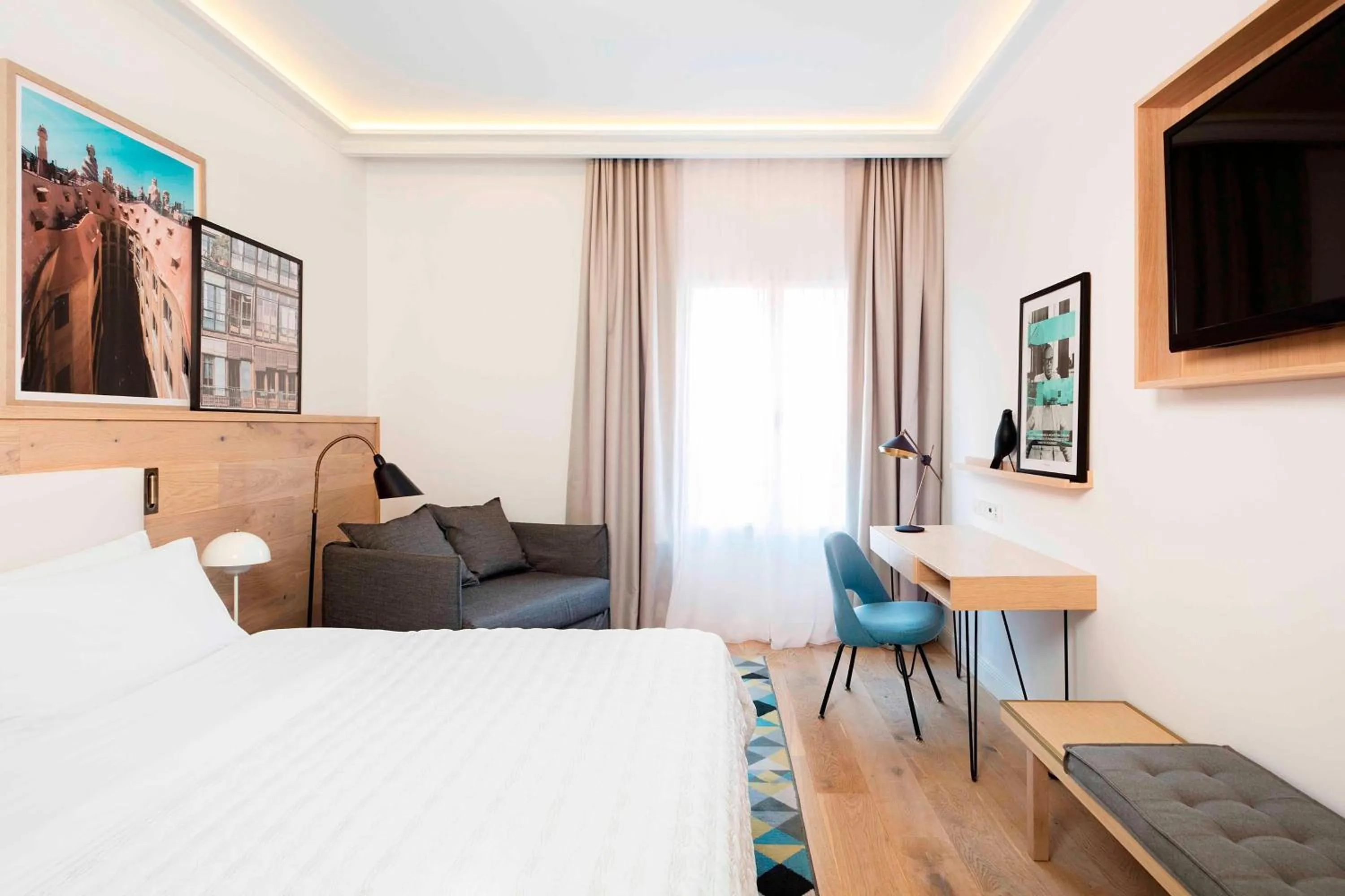 Photo of the whole room, Bed in Le Meridien Barcelona