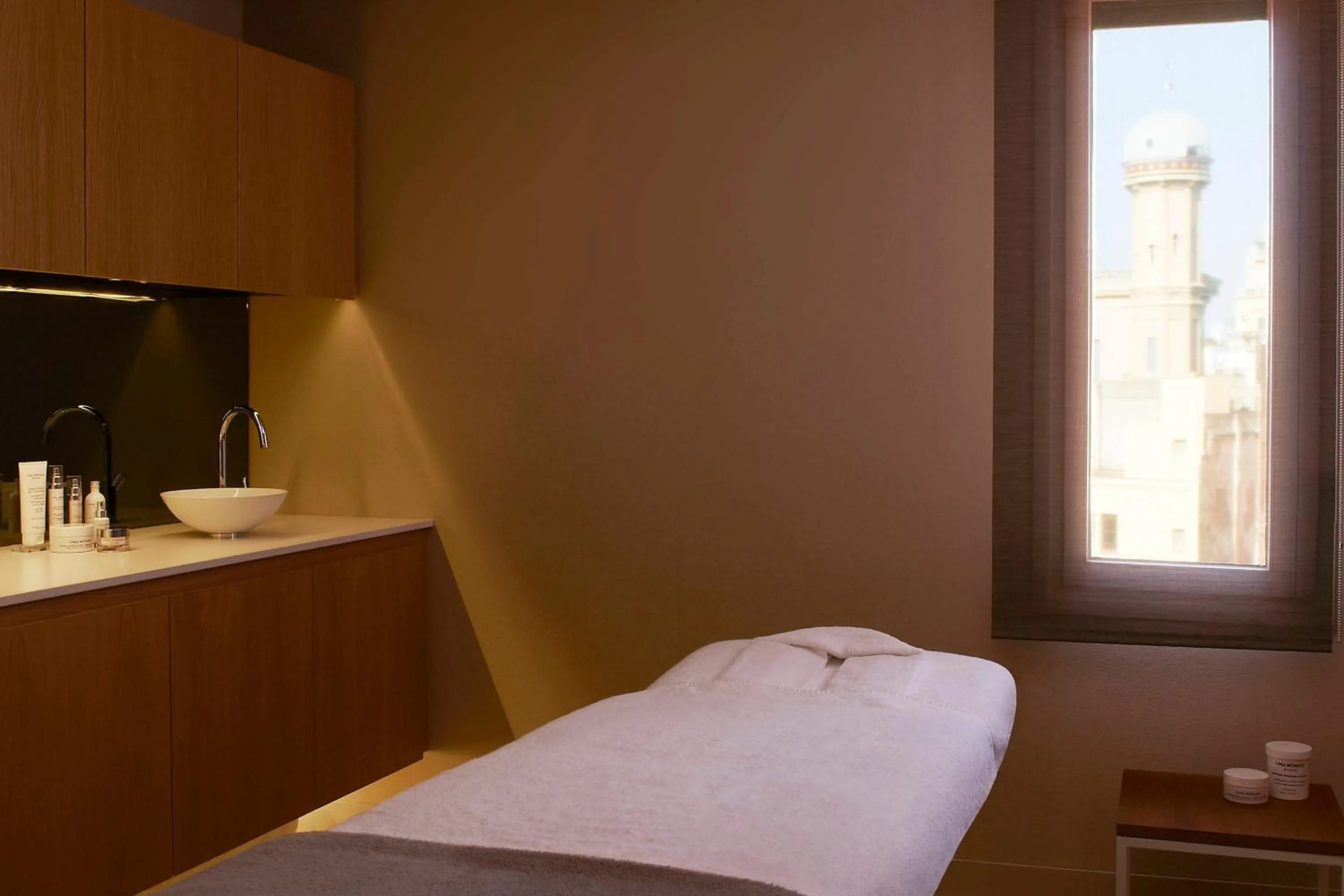 Spa and wellness centre/facilities, Bed in Le Meridien Barcelona