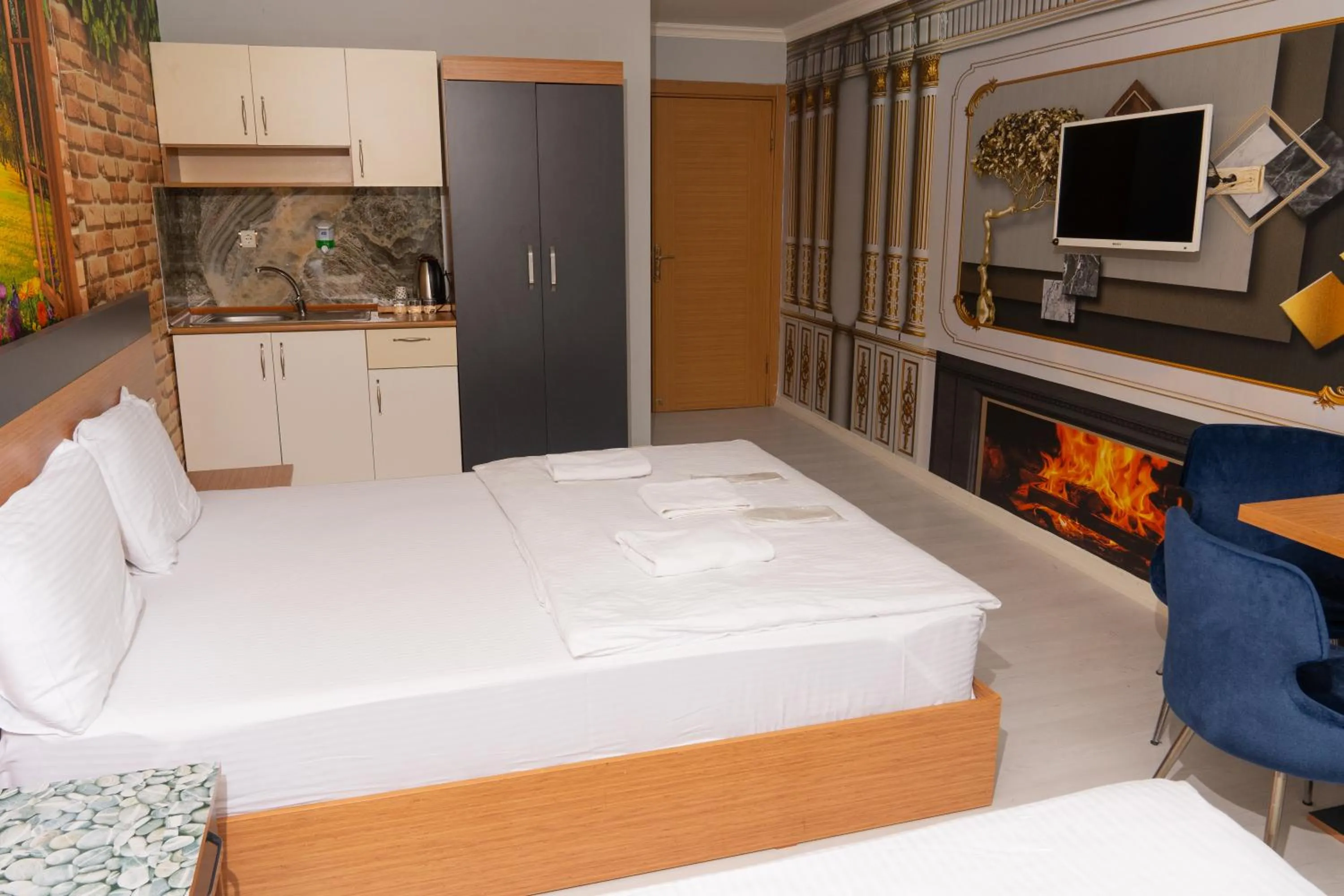 Photo of the whole room, Bed in Heraldic Room Hotel