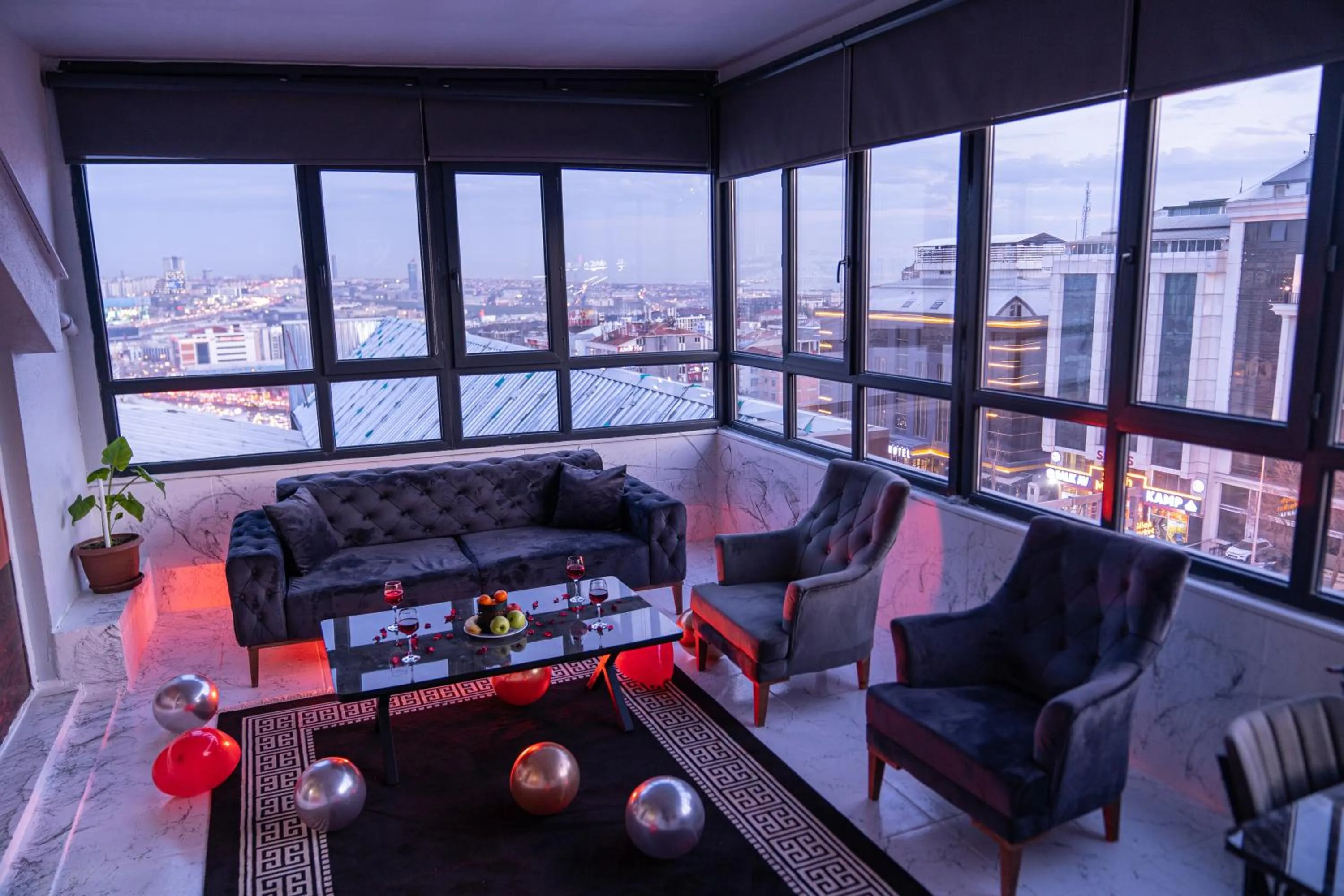 Living room in Heraldic Room Hotel