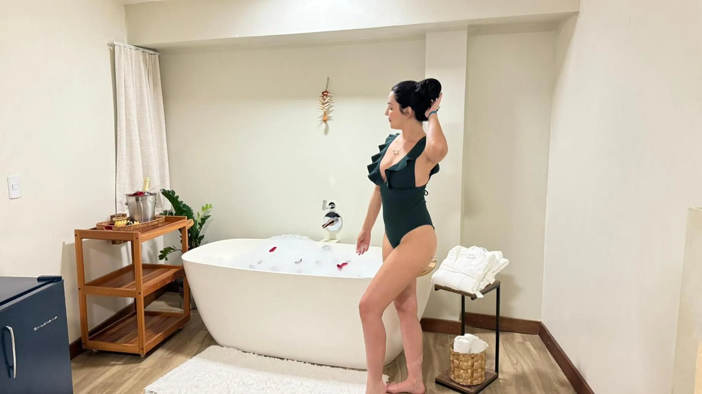 Quarto Luxo com Banheira in Aqua by Sambass