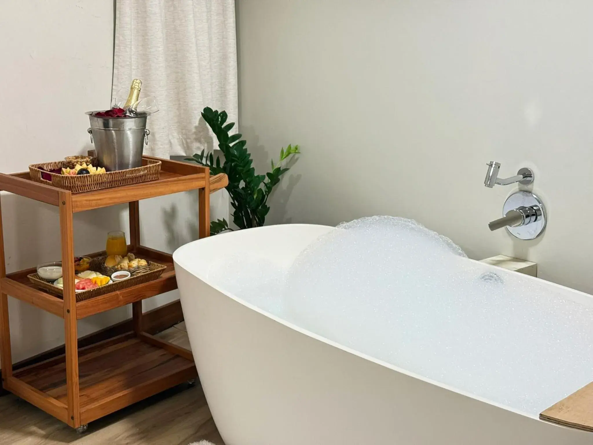 Quarto Luxo com Banheira in Aqua by Sambass Quarto Luxo com Banheira in Aqua by Sambass