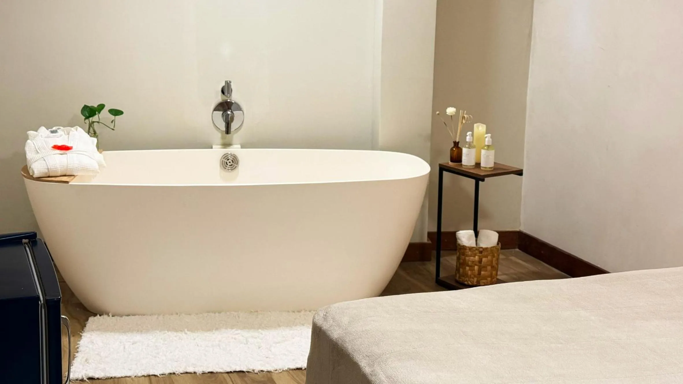 Bath, Bed in Aqua by Sambass