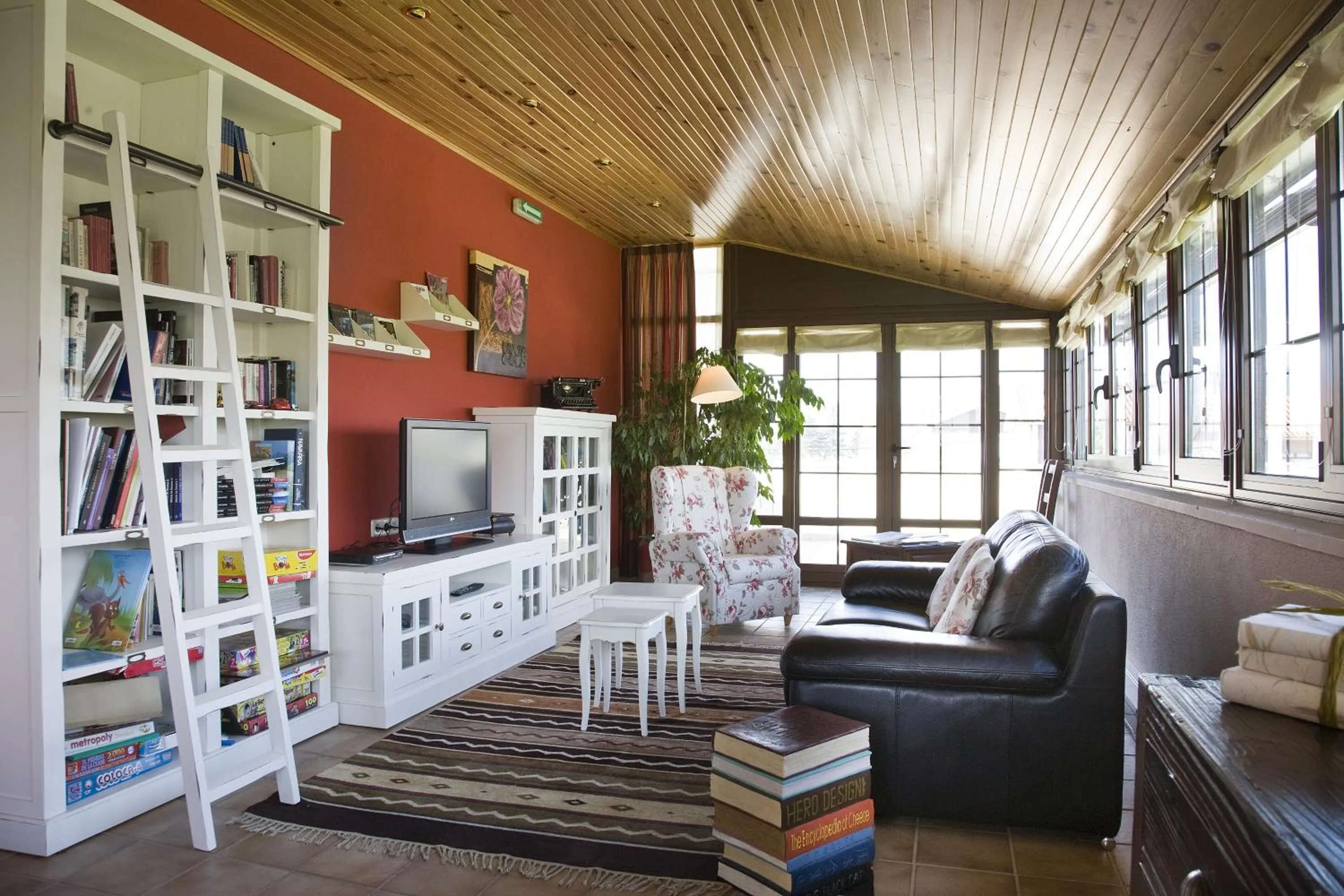 Communal lounge/ TV room in Hotel Ekai