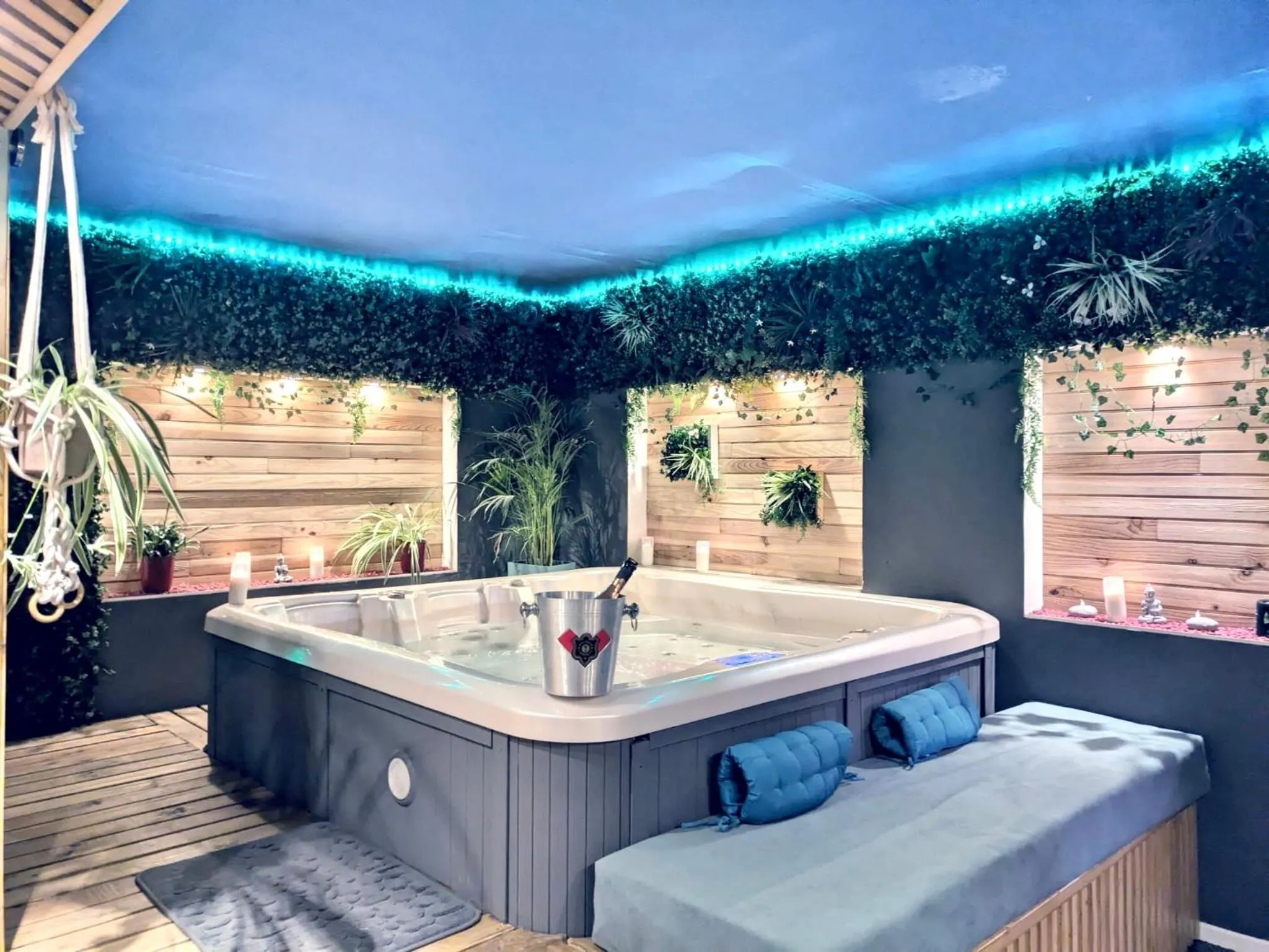 Two-Bedroom Apartment in L'alcôve du 510 - Spa - chambre romantique - sauna - salle de jeux