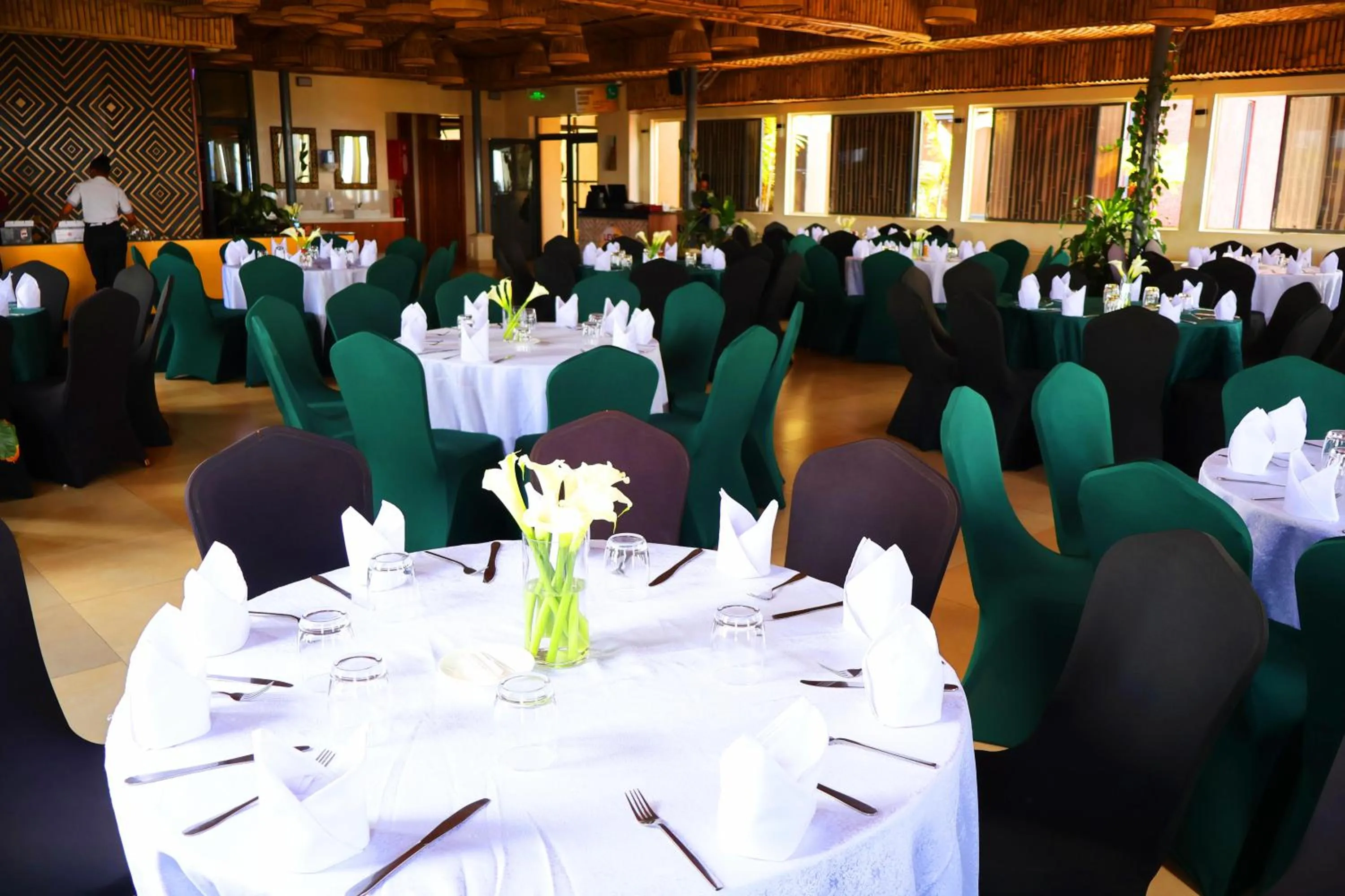 Restaurant/places to eat in Urban Park Suites Hotel