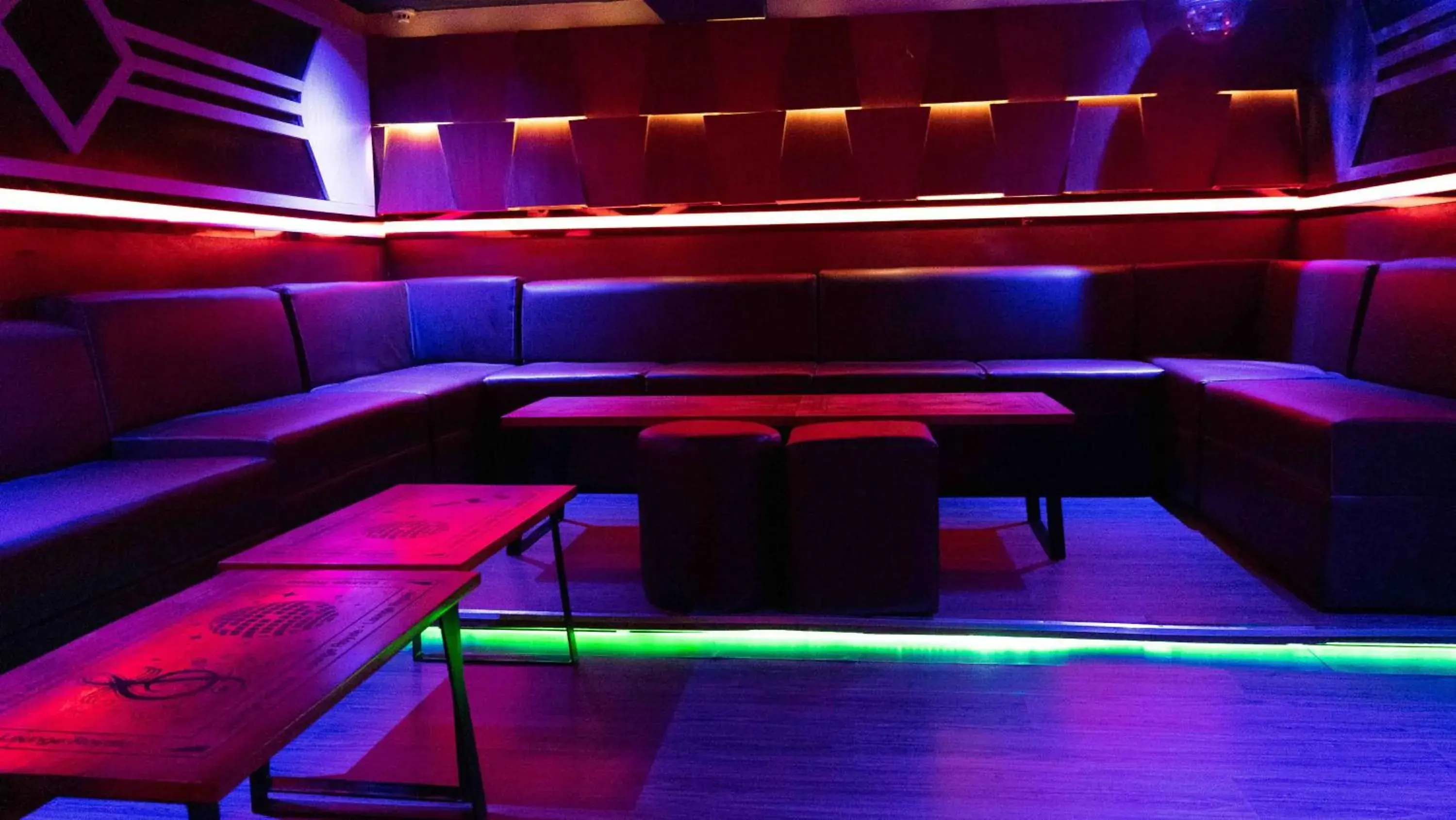 Lounge or bar in Urban Park Suites Hotel Lounge or bar in Urban Park Suites Hotel