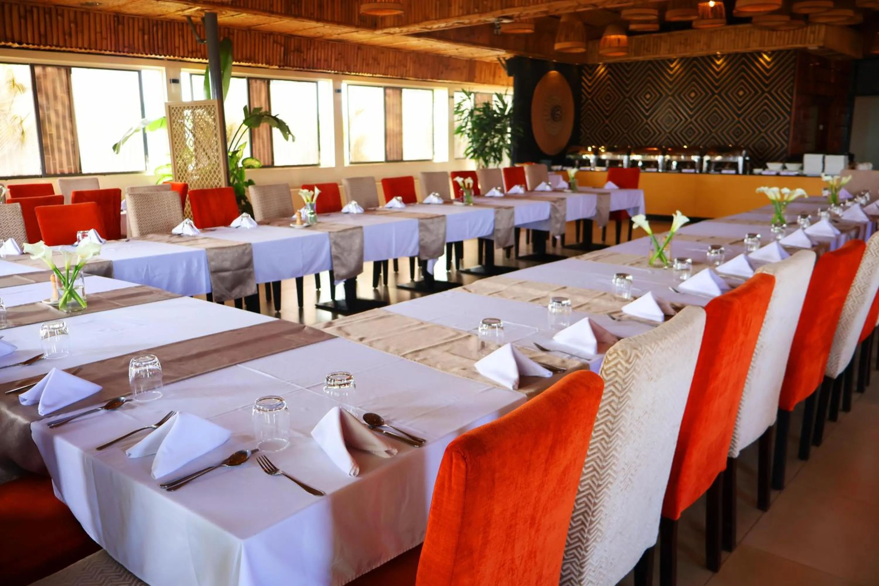 Restaurant/places to eat in Urban Park Suites Hotel