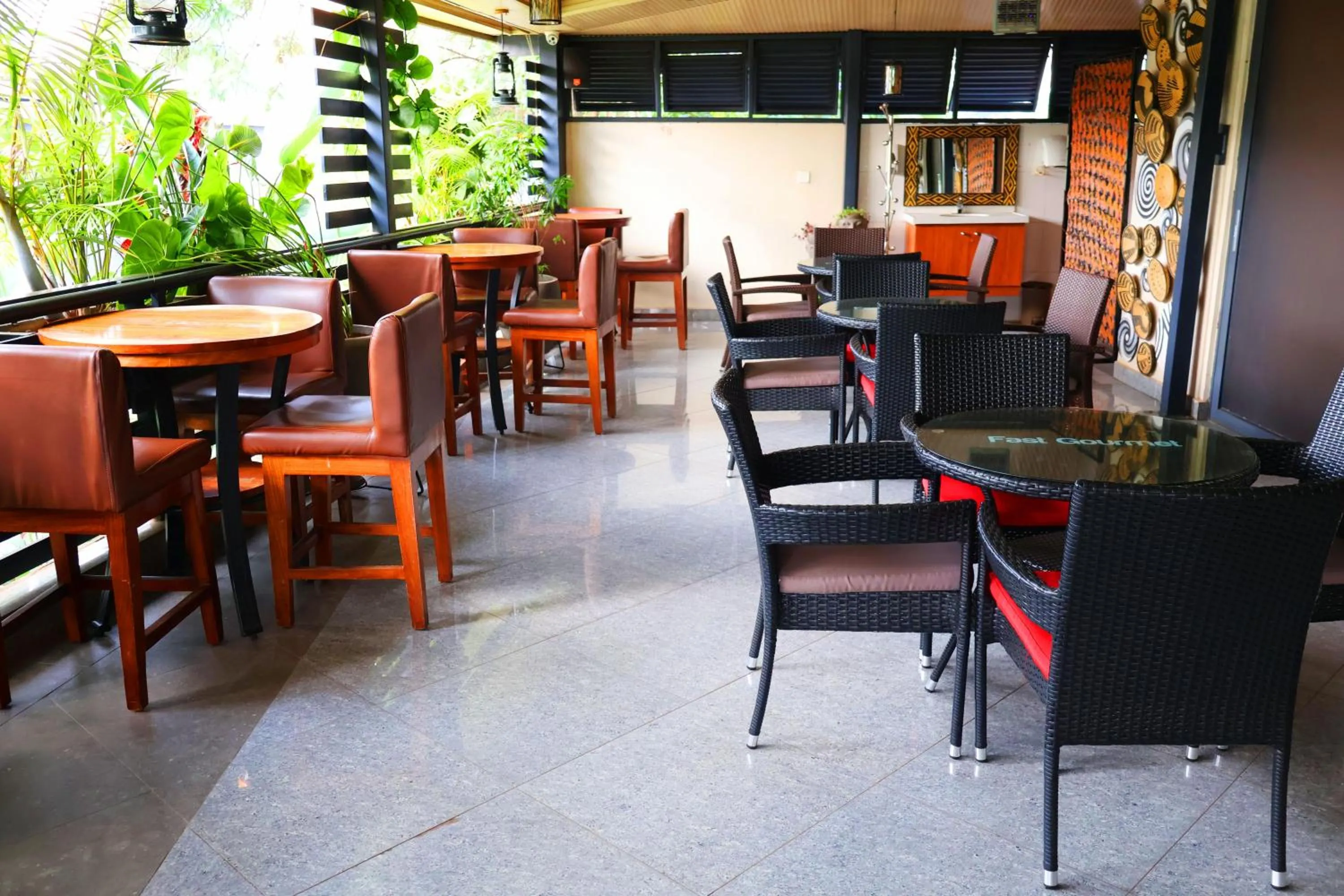 Restaurant/places to eat in Urban Park Suites Hotel