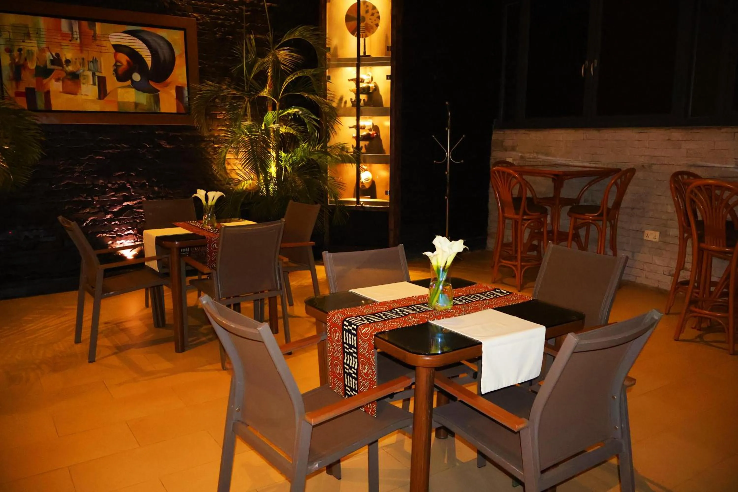 Restaurant/places to eat in Urban Park Suites Hotel