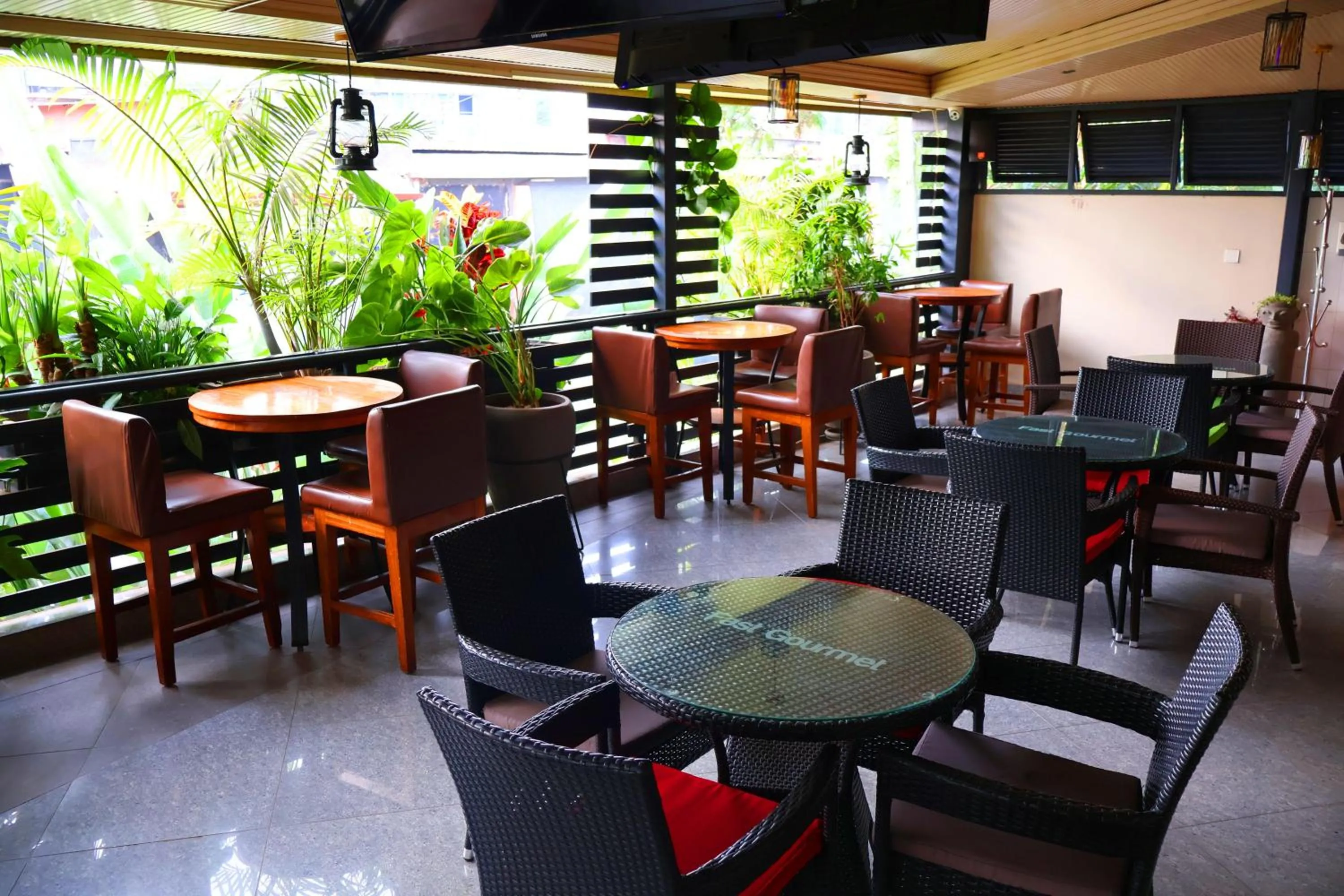 Restaurant/places to eat in Urban Park Suites Hotel