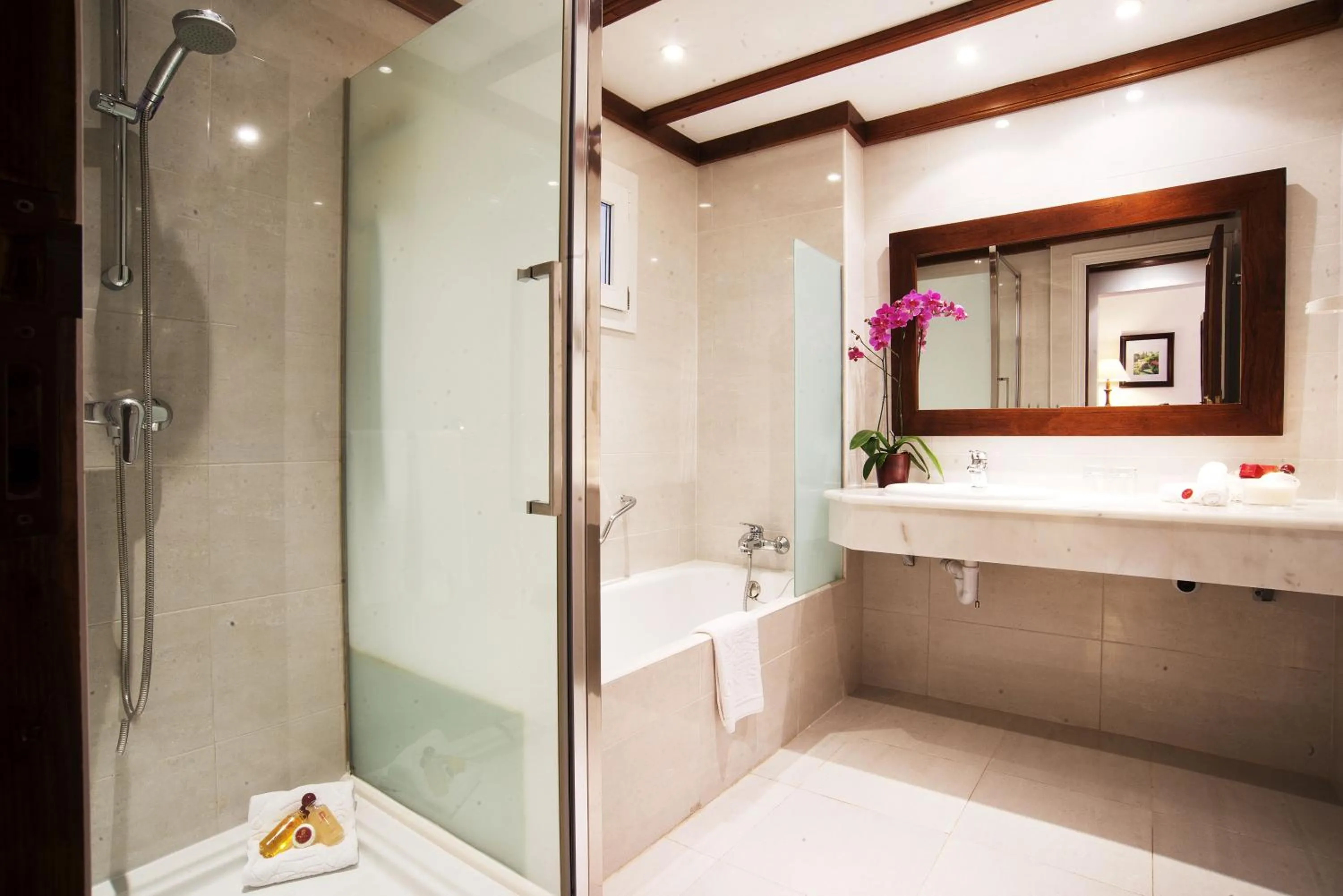 Shower in Hotel Bon Sol Resort & Spa