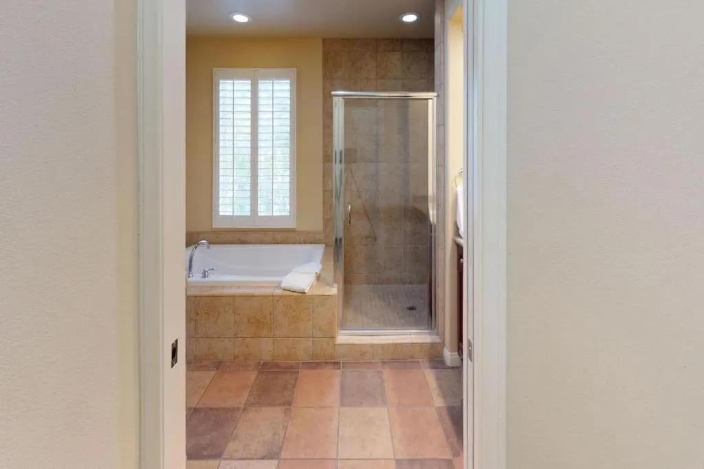 LV003 Upstairs LV Studio with a Fountain View