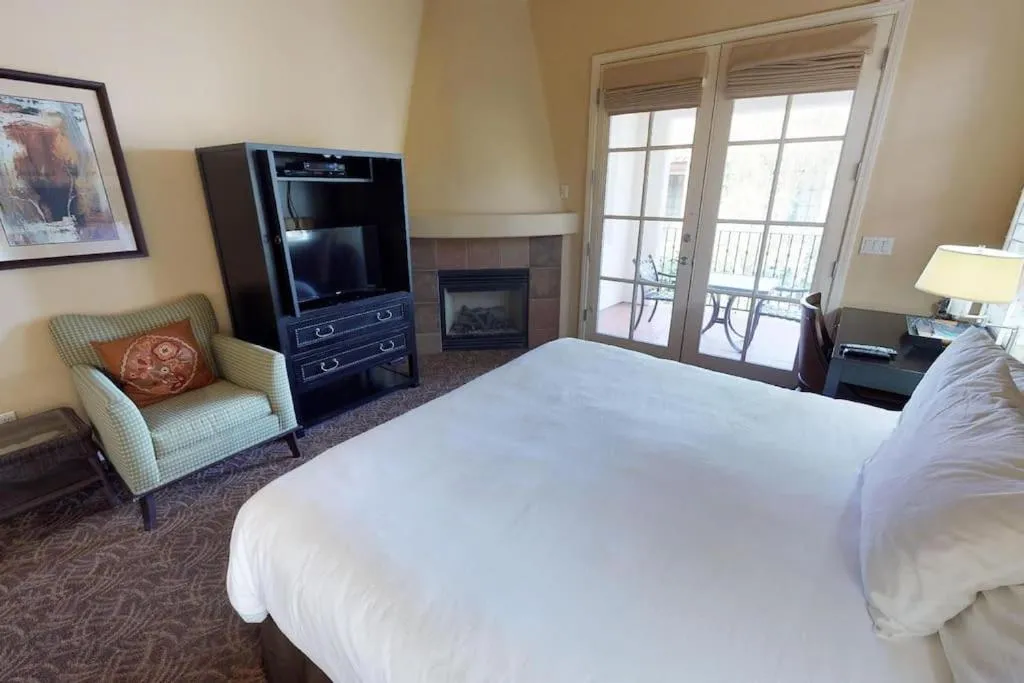 Bed in LV003 Upstairs LV Studio with a Fountain View