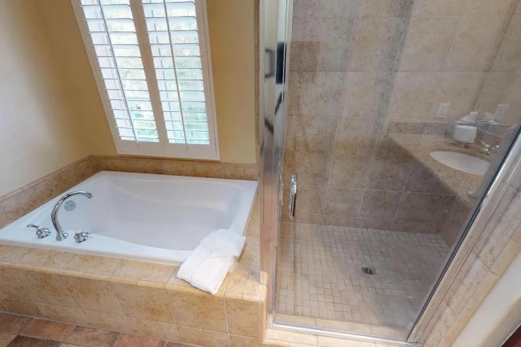 LV003 Upstairs LV Studio with a Fountain View