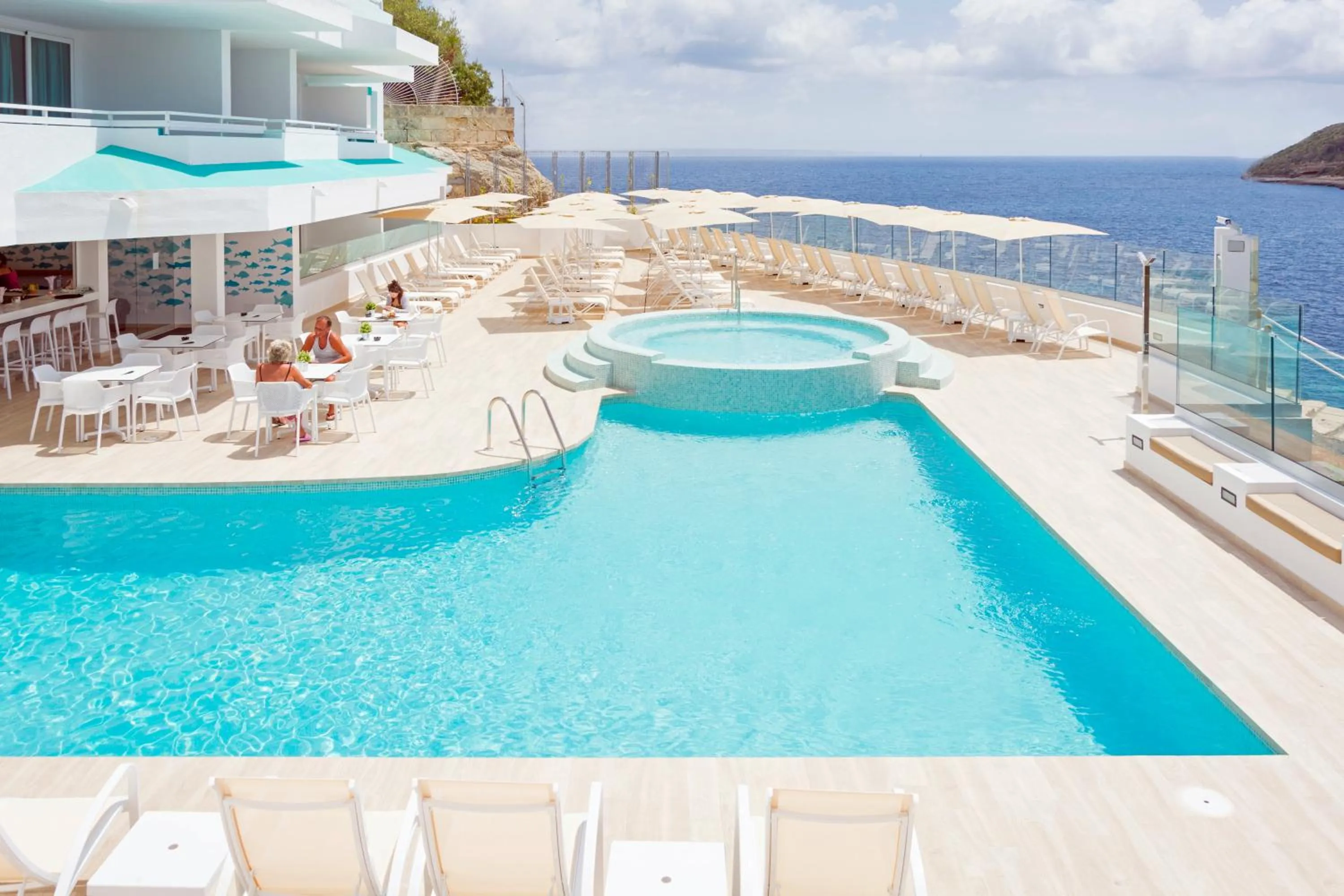 Restaurant/places to eat in HSM Sandalo Beach