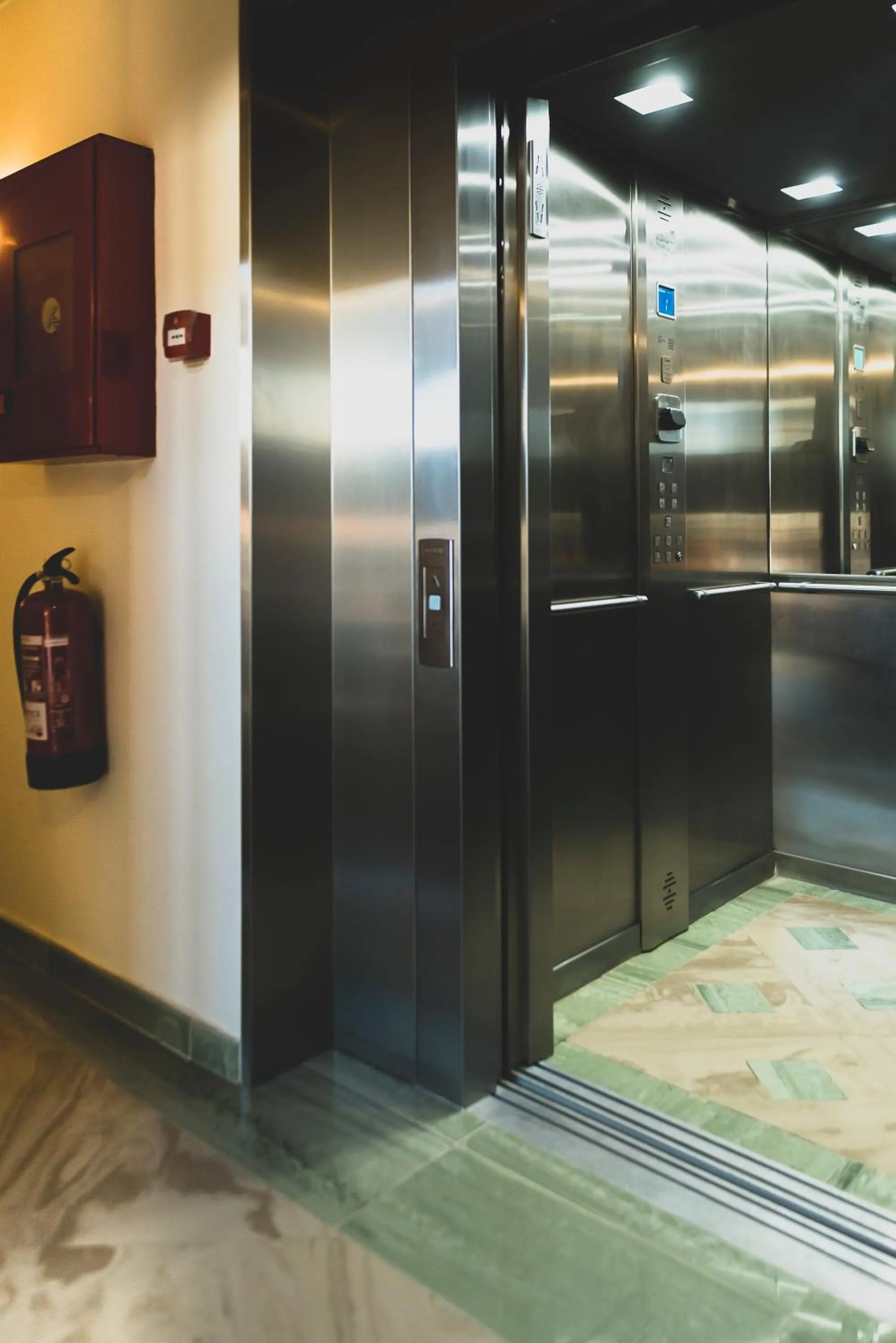 elevator in HOSTAL NOGUERAS 3