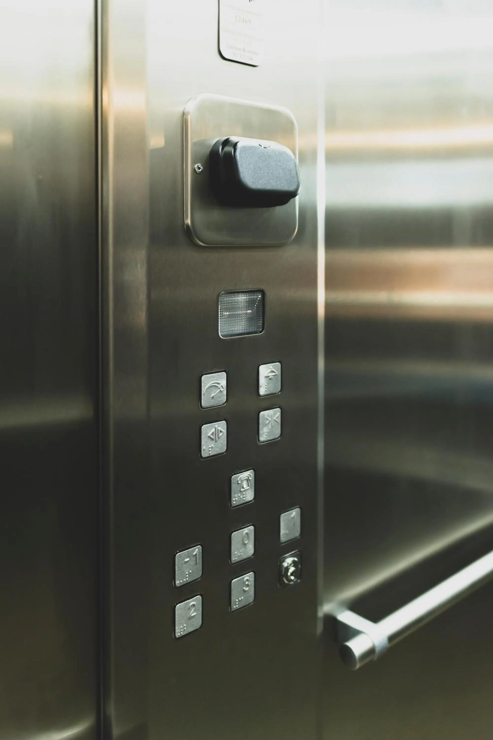 elevator in HOSTAL NOGUERAS 3