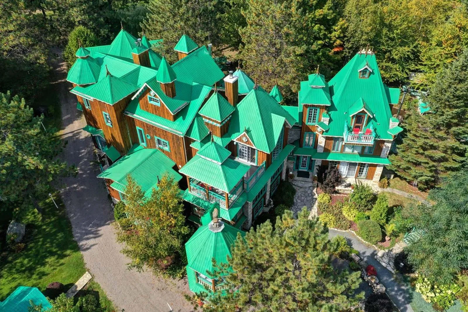 Domaine Rivière Sacacomie Chalets et Bed and Breakfast -Manoir Canergie