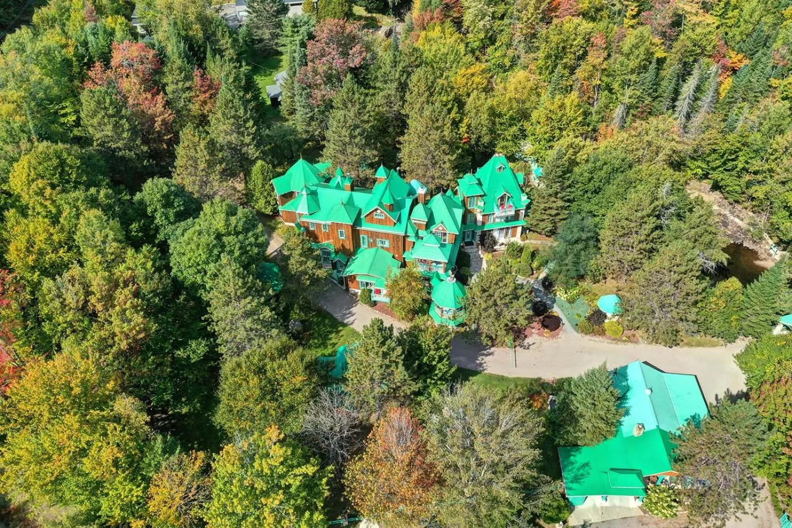 Domaine Rivière Sacacomie Chalets et Bed and Breakfast -Manoir Canergie