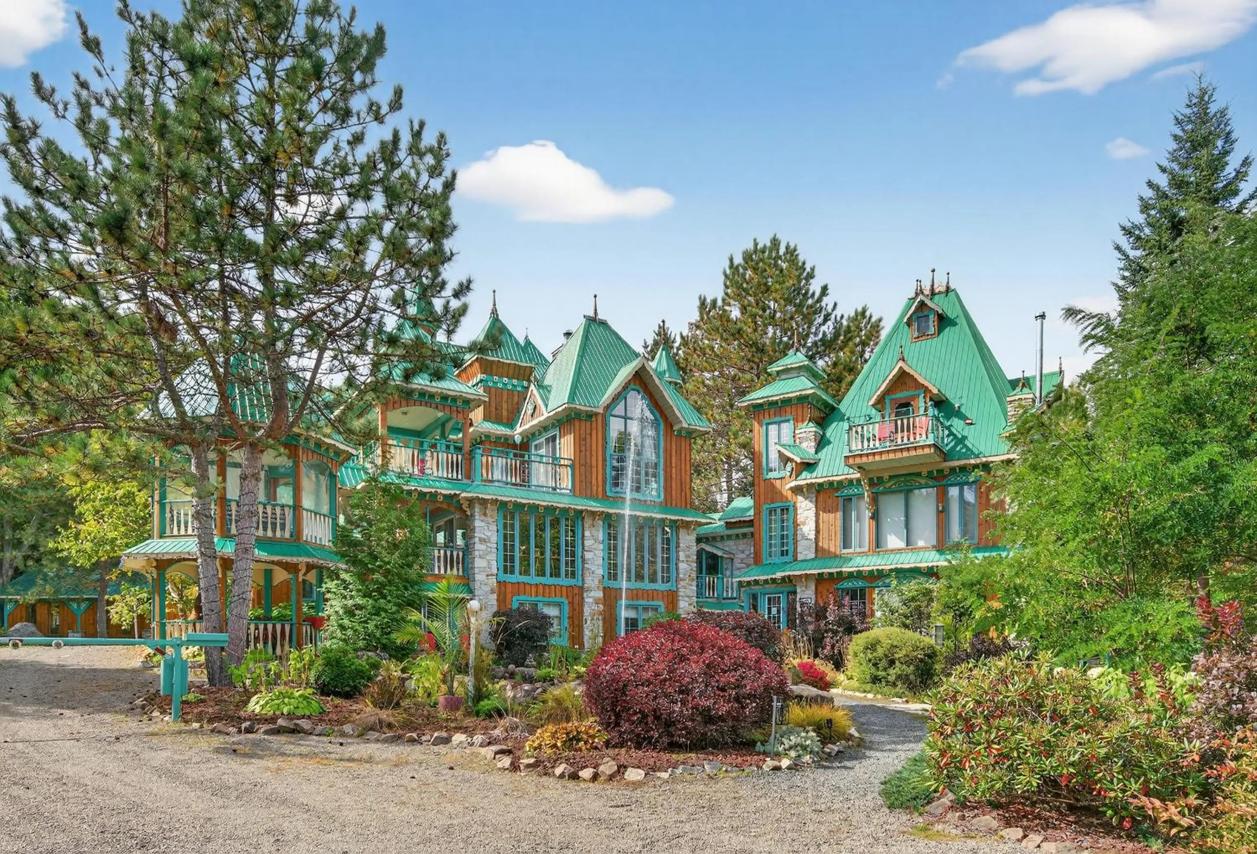 Domaine Rivière Sacacomie Chalets et Bed and Breakfast -Manoir Canergie