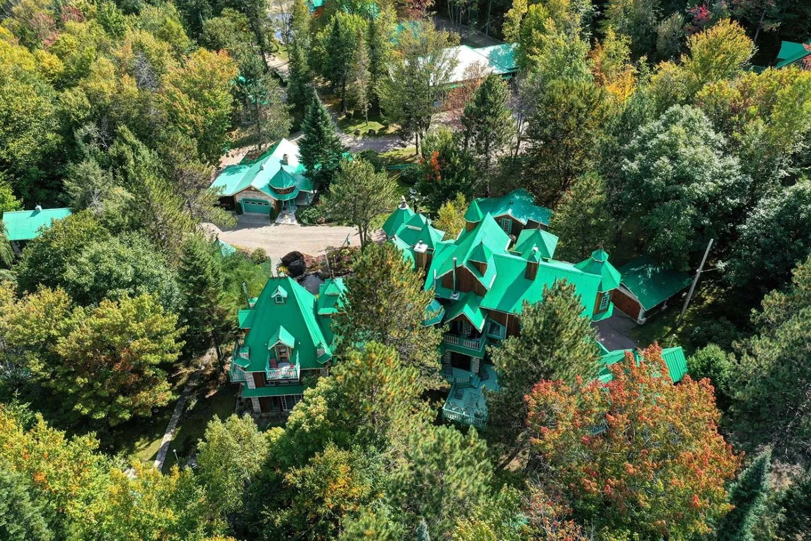 Domaine Rivière Sacacomie Chalets et Bed and Breakfast -Manoir Canergie