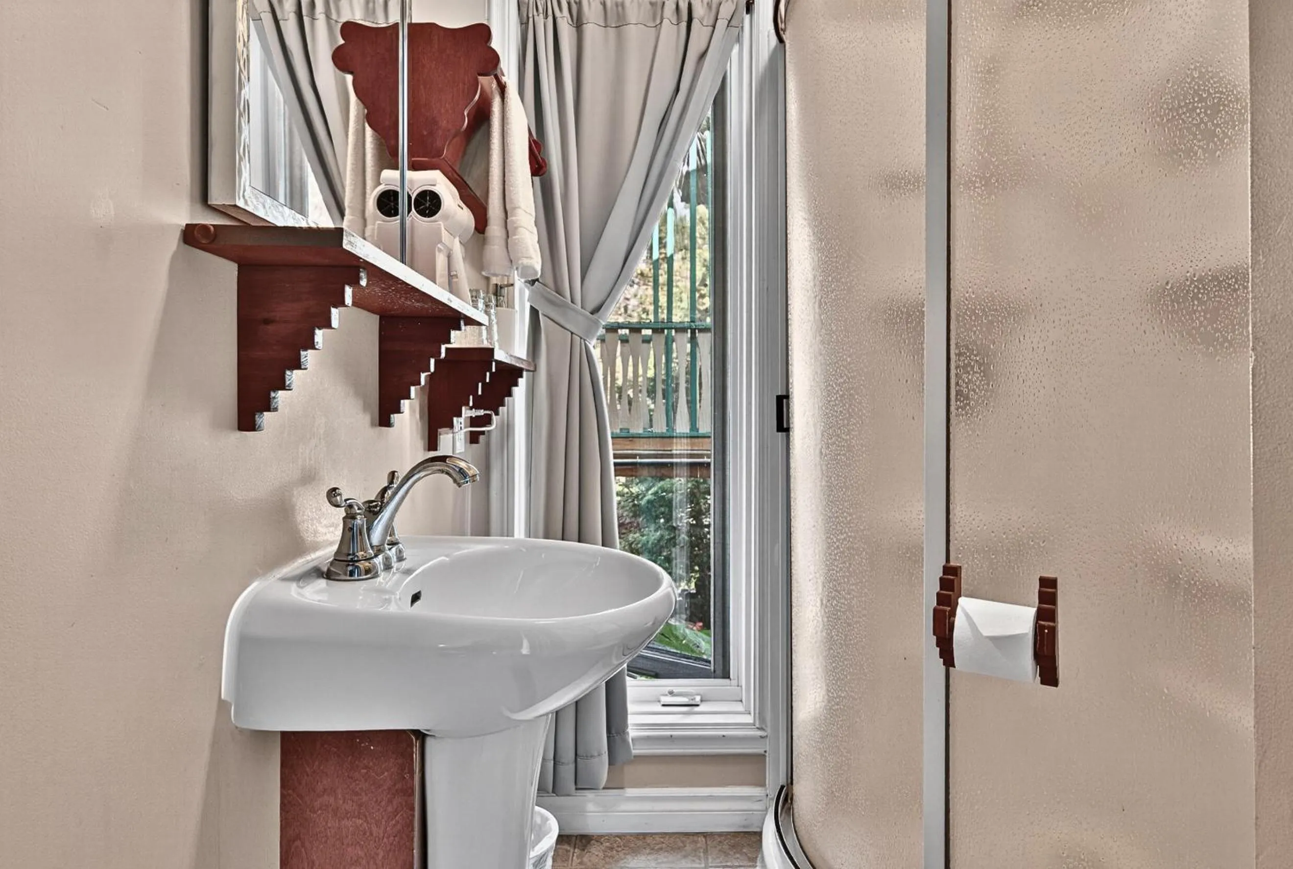 Domaine Rivière Sacacomie Chalets et Bed and Breakfast -Manoir Canergie