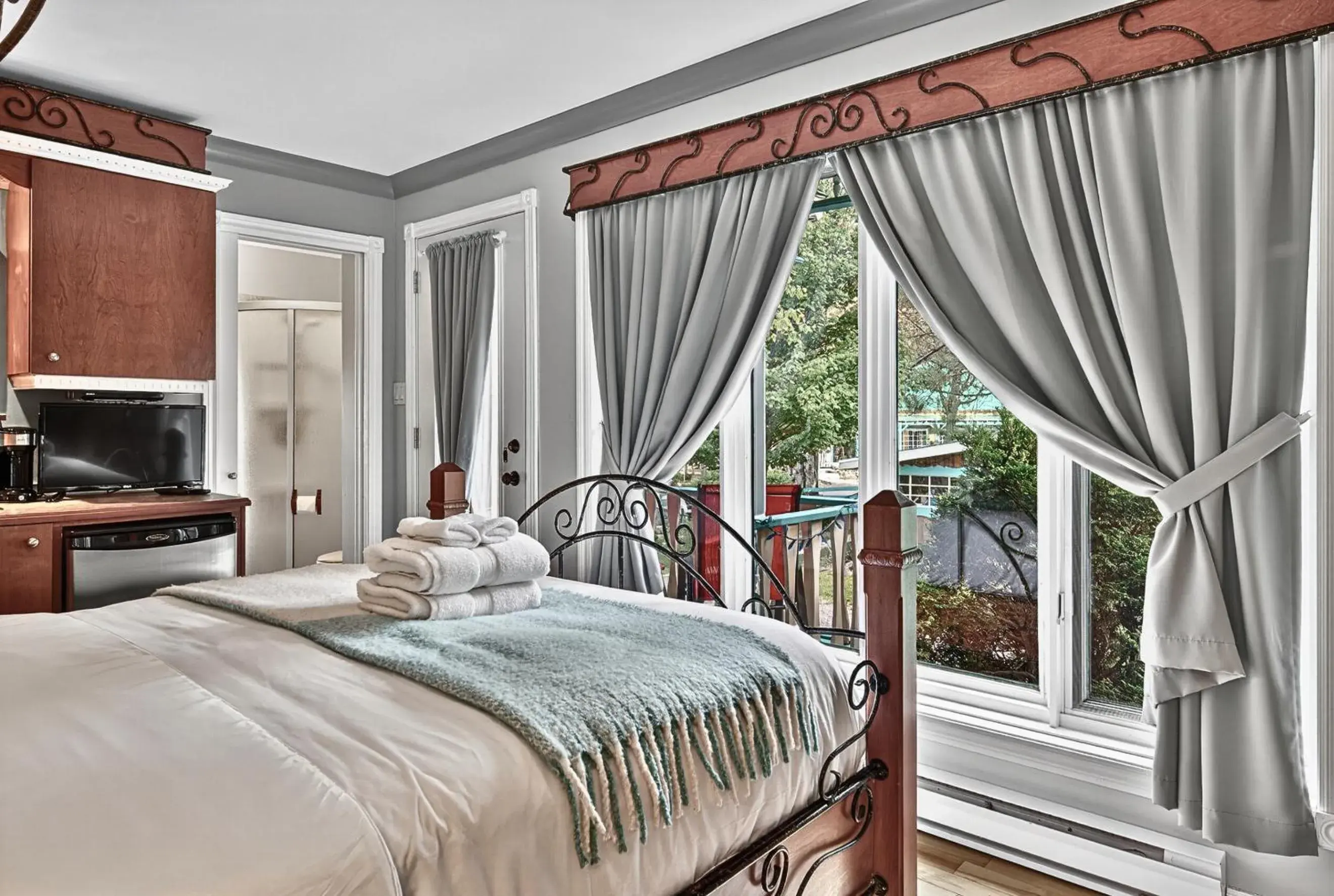 Queen Room in Domaine Rivière Sacacomie Chalets et Bed and Breakfast -Manoir Canergie Queen Room in Domaine Rivière Sacacomie Chalets et Bed and Breakfast -Manoir Canergie