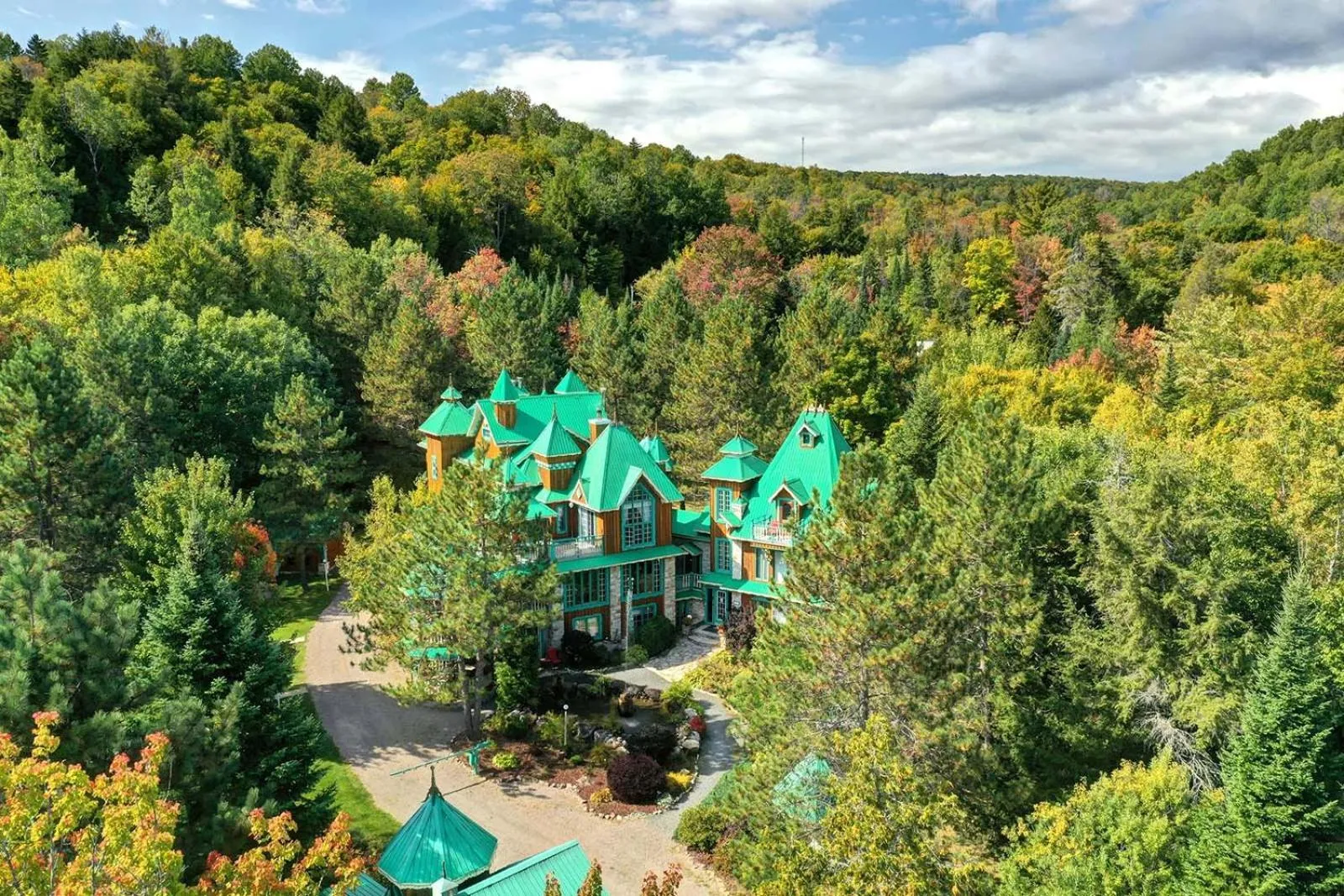 Domaine Rivière Sacacomie Chalets et Bed and Breakfast -Manoir Canergie