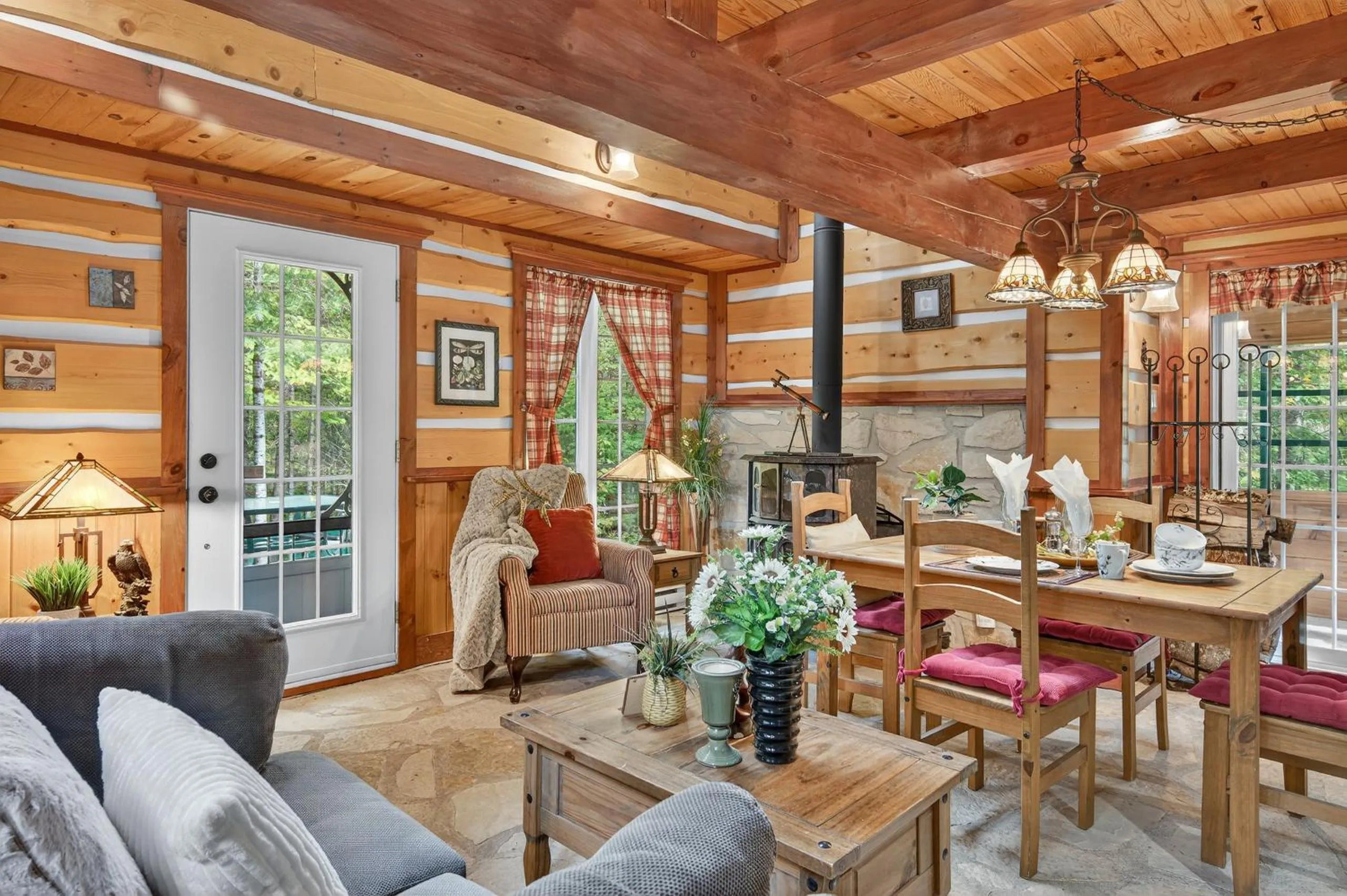 Domaine Rivière Sacacomie Chalets et Bed and Breakfast -Manoir Canergie