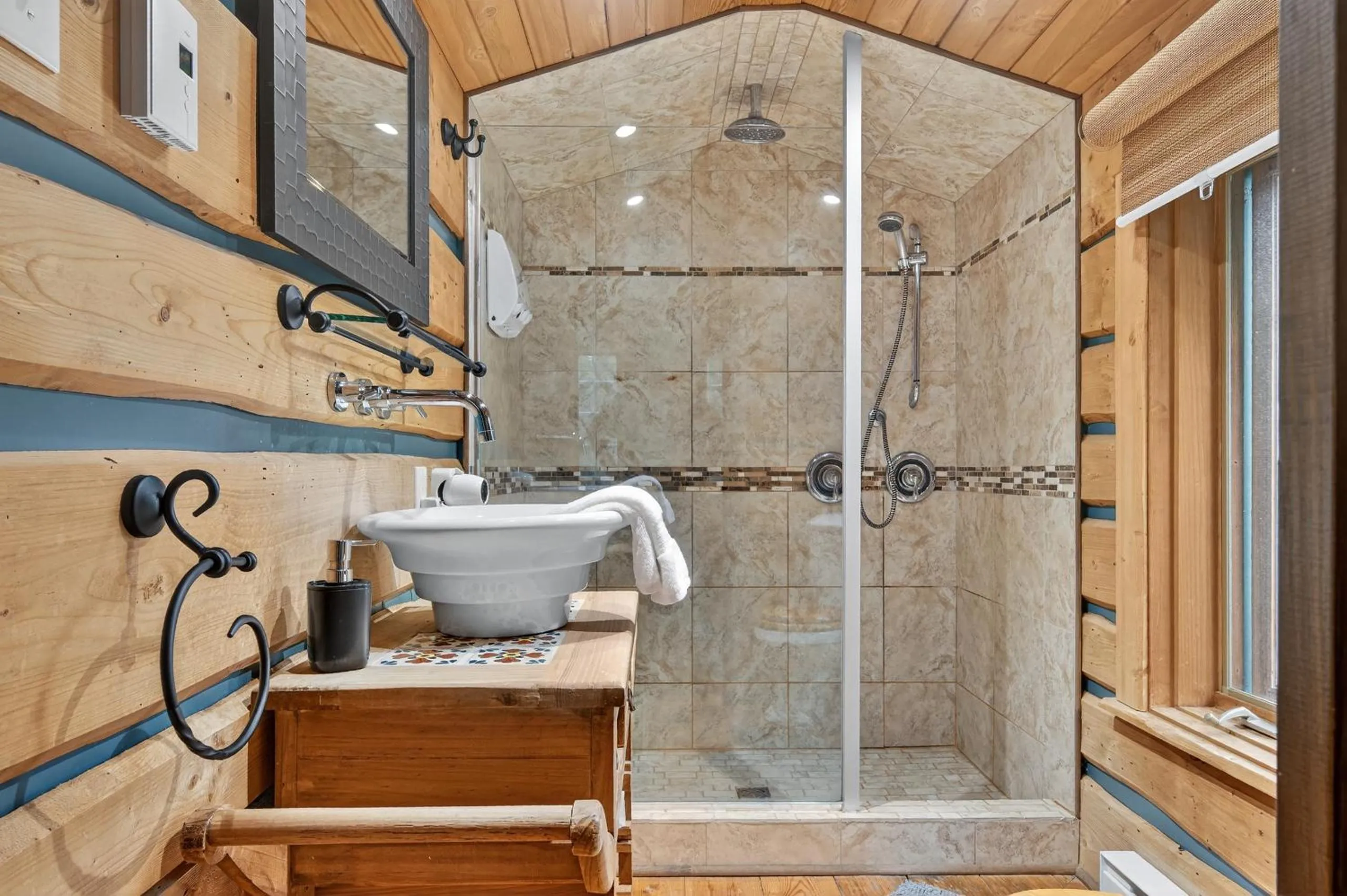 Property building in Domaine Rivière Sacacomie Chalets et Bed and Breakfast -Manoir Canergie