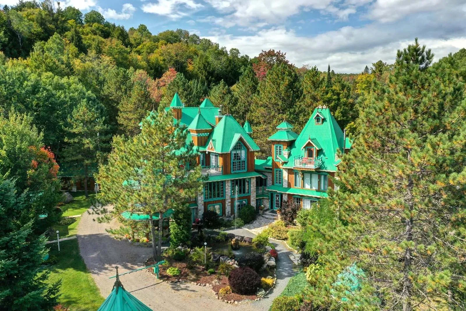 Domaine Rivière Sacacomie Chalets et Bed and Breakfast -Manoir Canergie