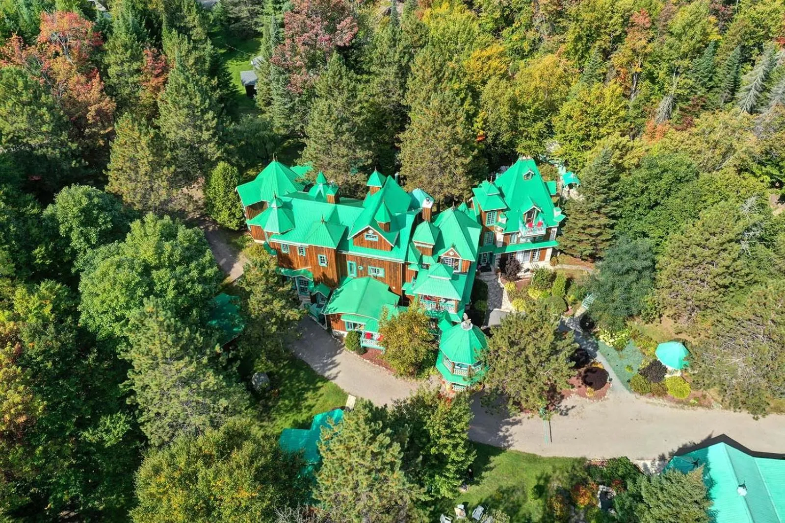 Domaine Rivière Sacacomie Chalets et Bed and Breakfast -Manoir Canergie