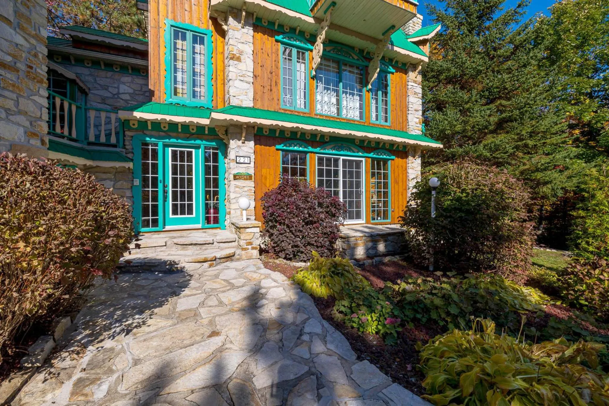Domaine Rivière Sacacomie Chalets et Bed and Breakfast -Manoir Canergie