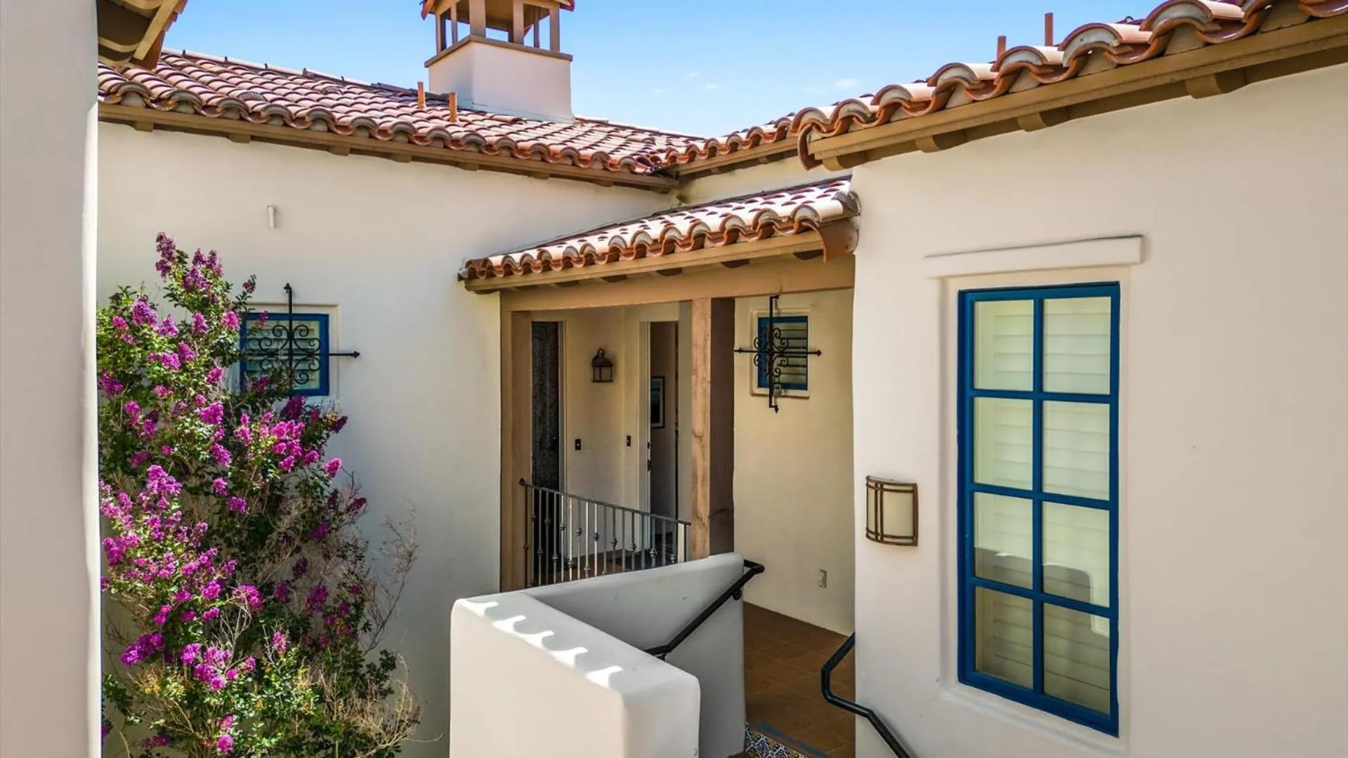 LV025 Airy Upstairs Studio with Mountain Views