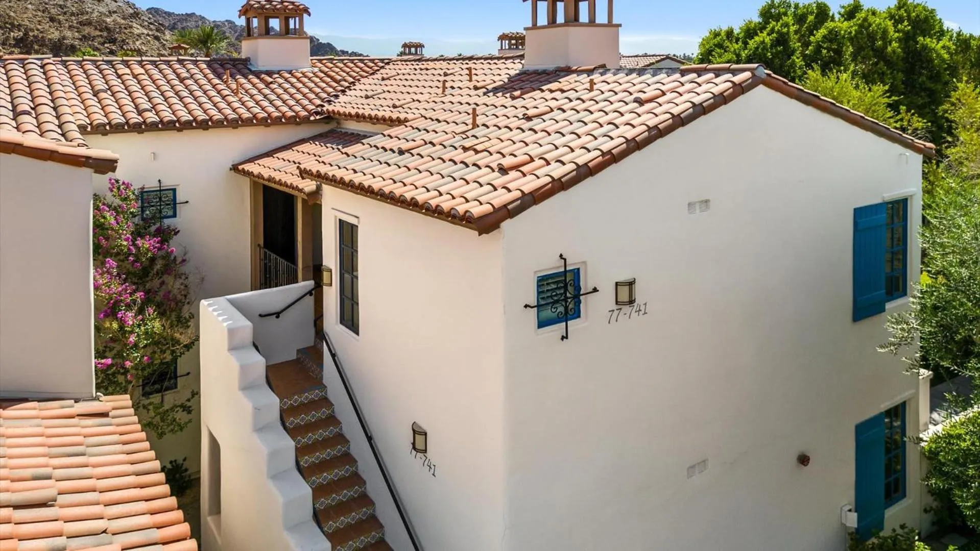 LV025 Airy Upstairs Studio with Mountain Views