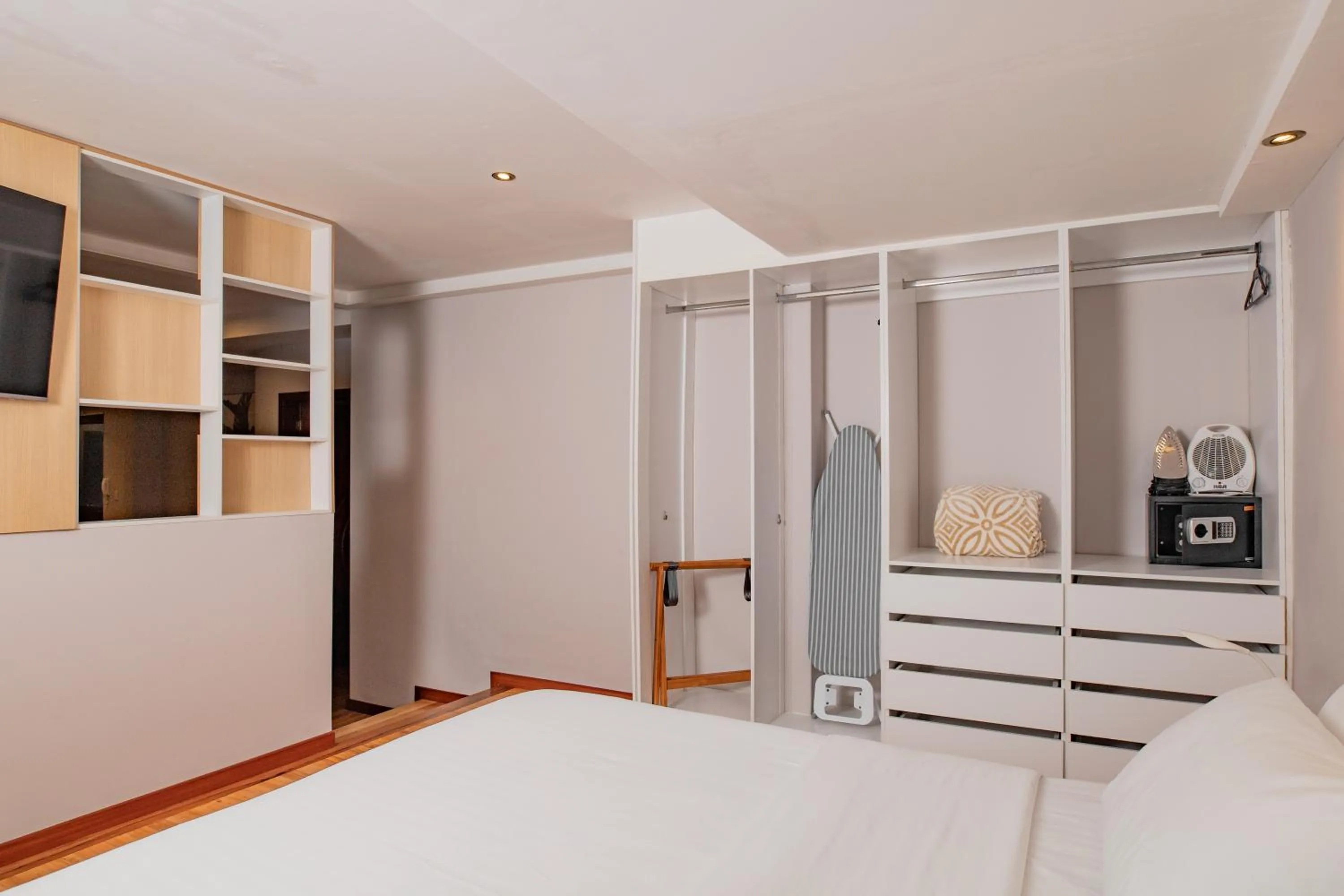 wardrobe, Bed in Santa Lucia Suites - Barranco