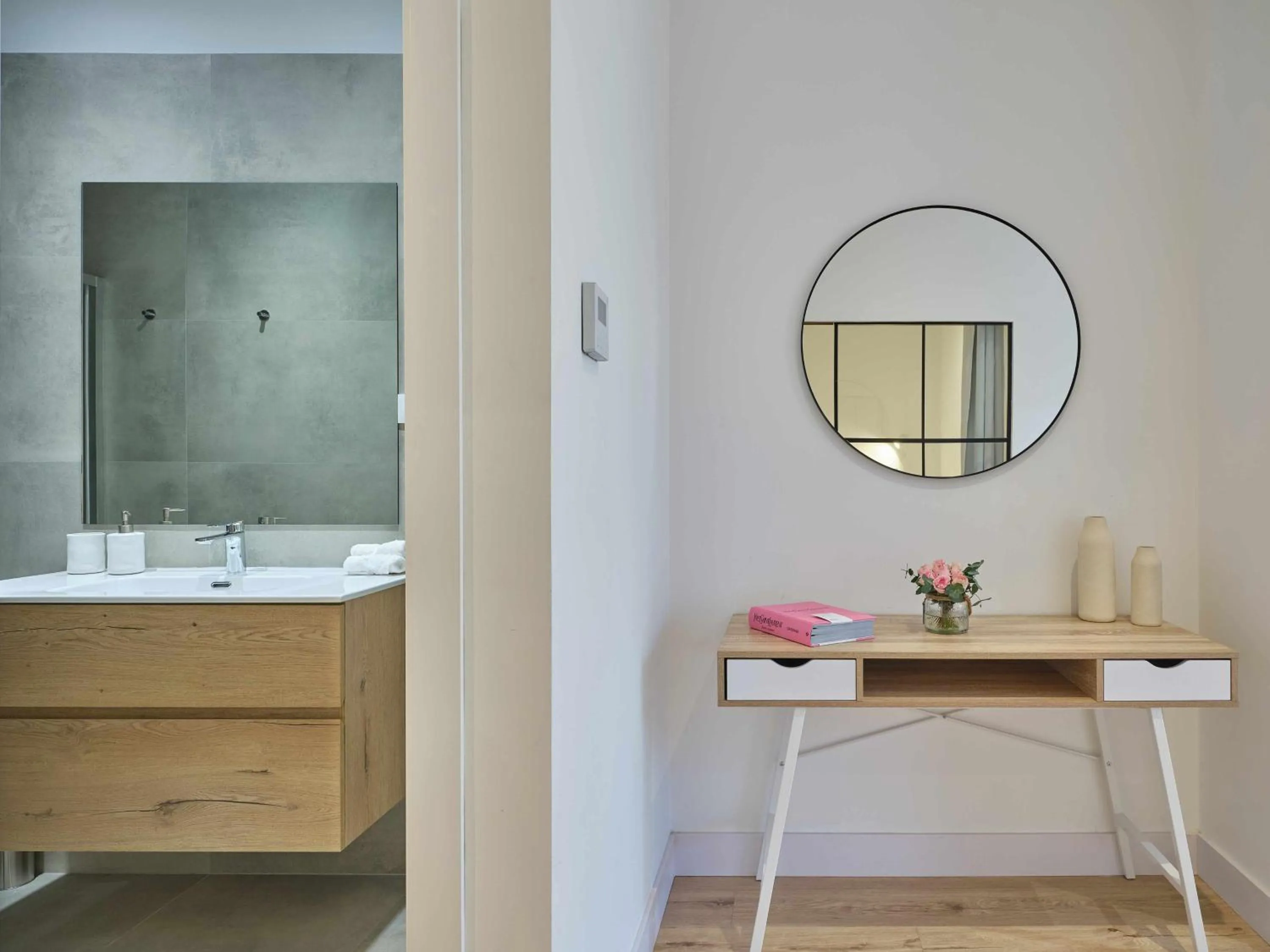 Bath in Paseo Suites Hotel