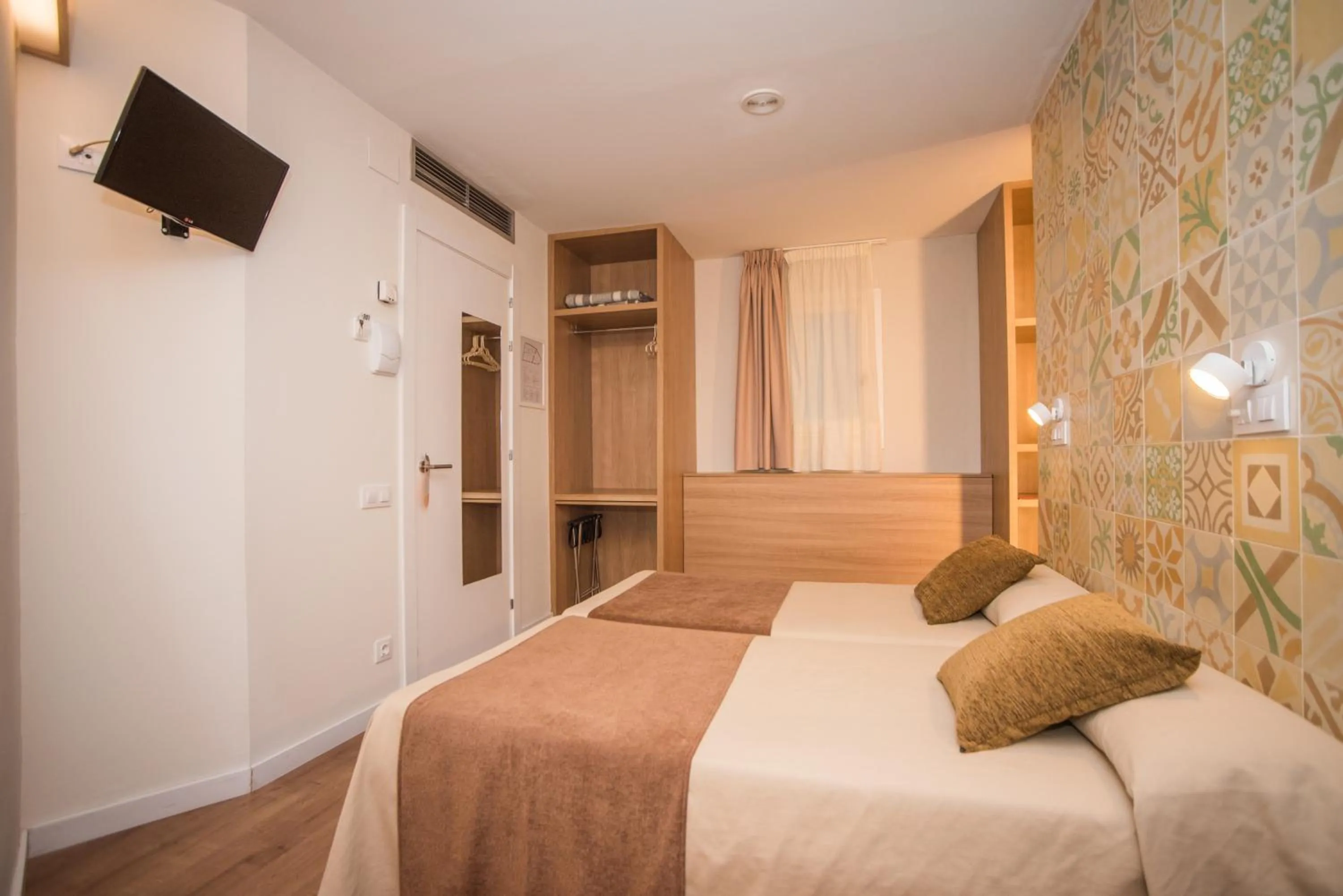 Bedroom, Bed in Hostal Marenostrum