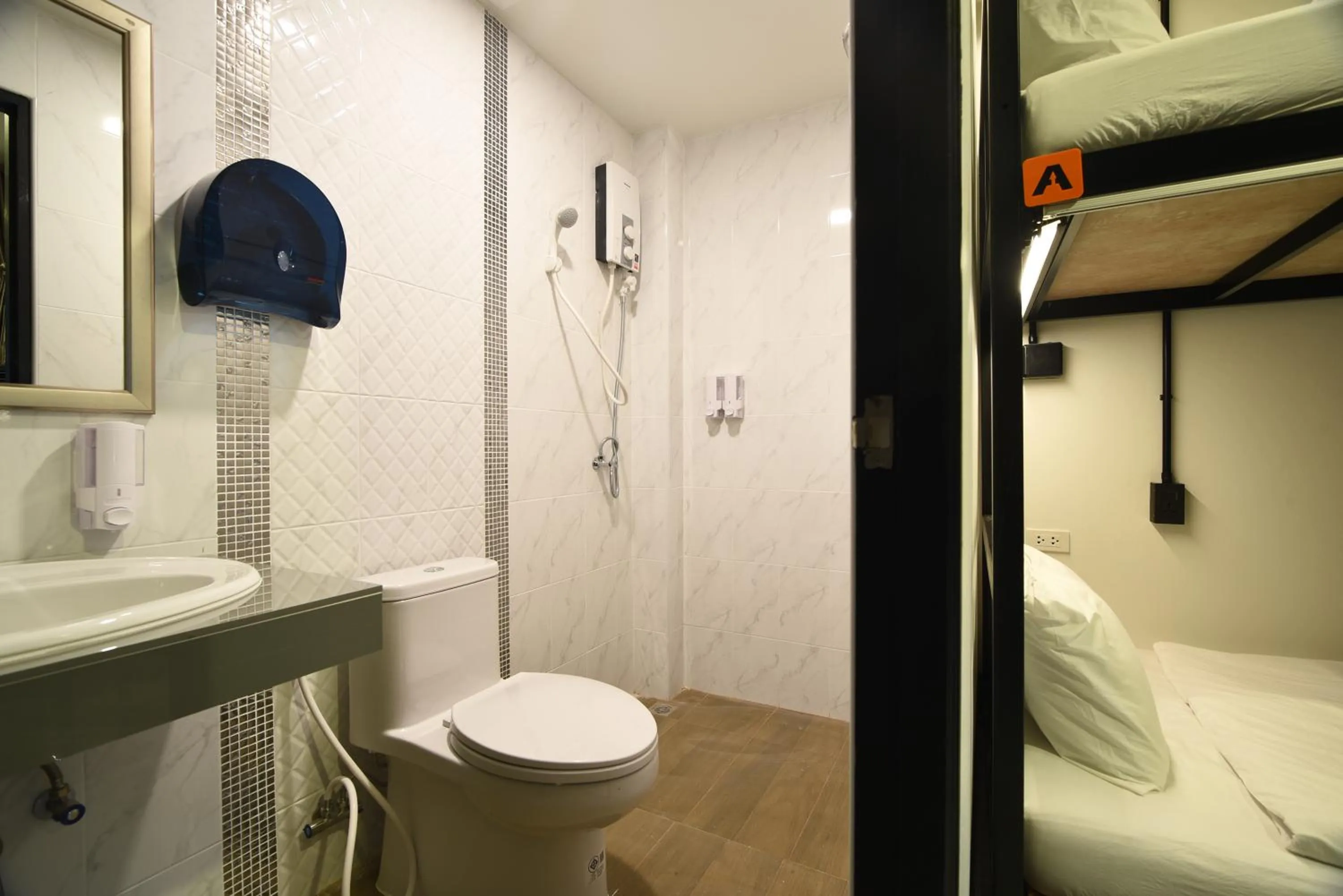 Shower in KOKO Party Hostel 18-40